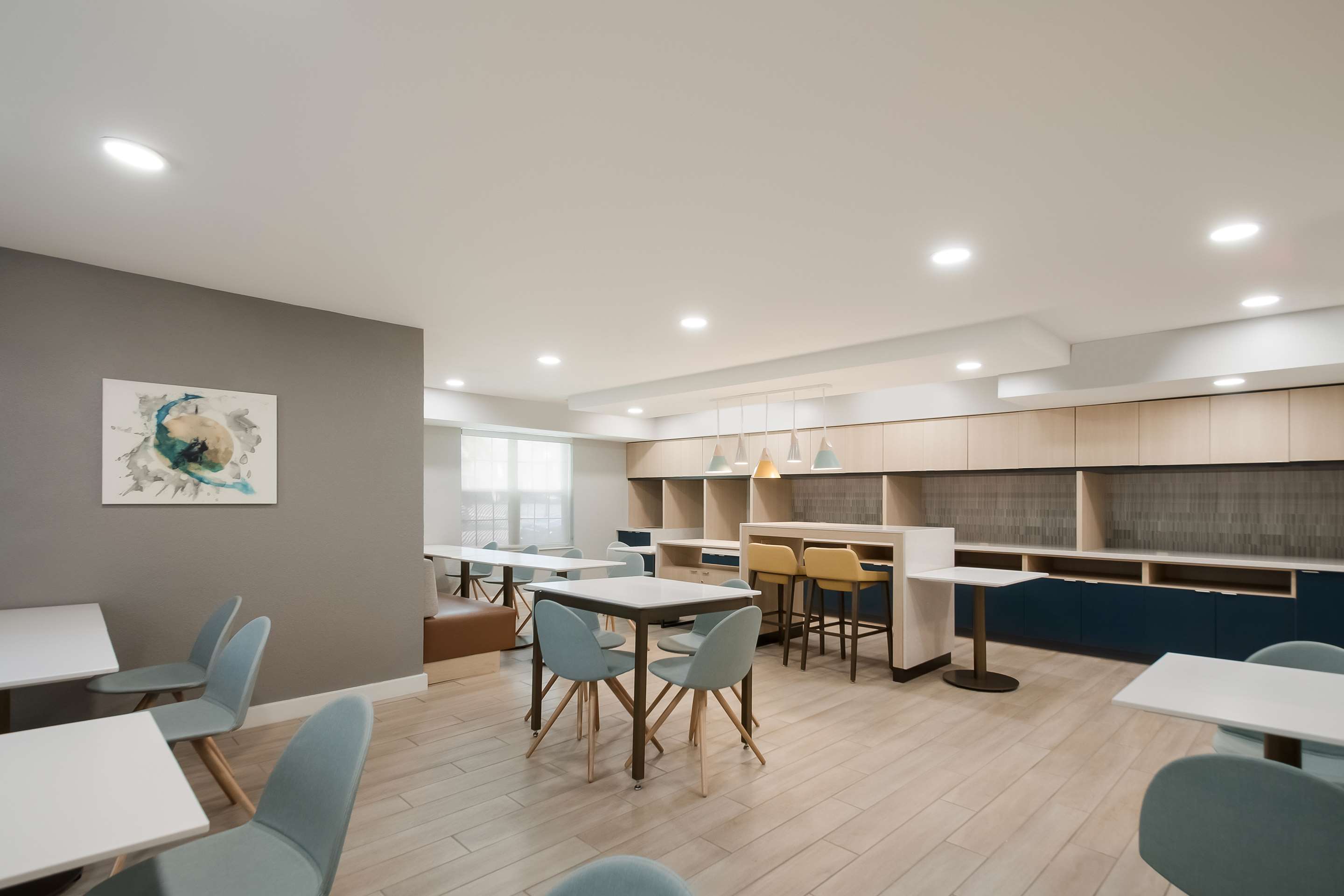 Lobby Community Workspace and Dining Area