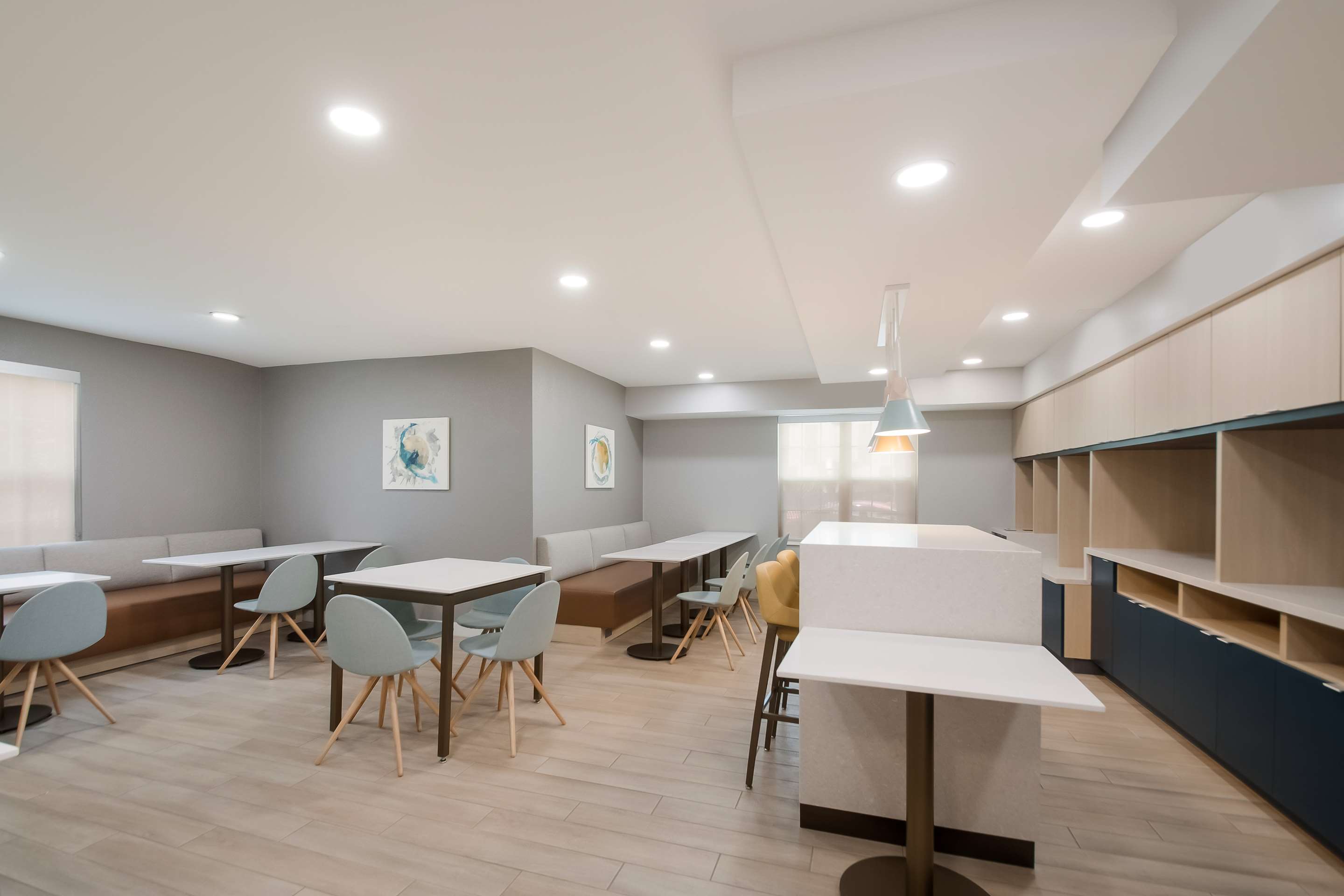 Lobby Community Workspace and Dining Area