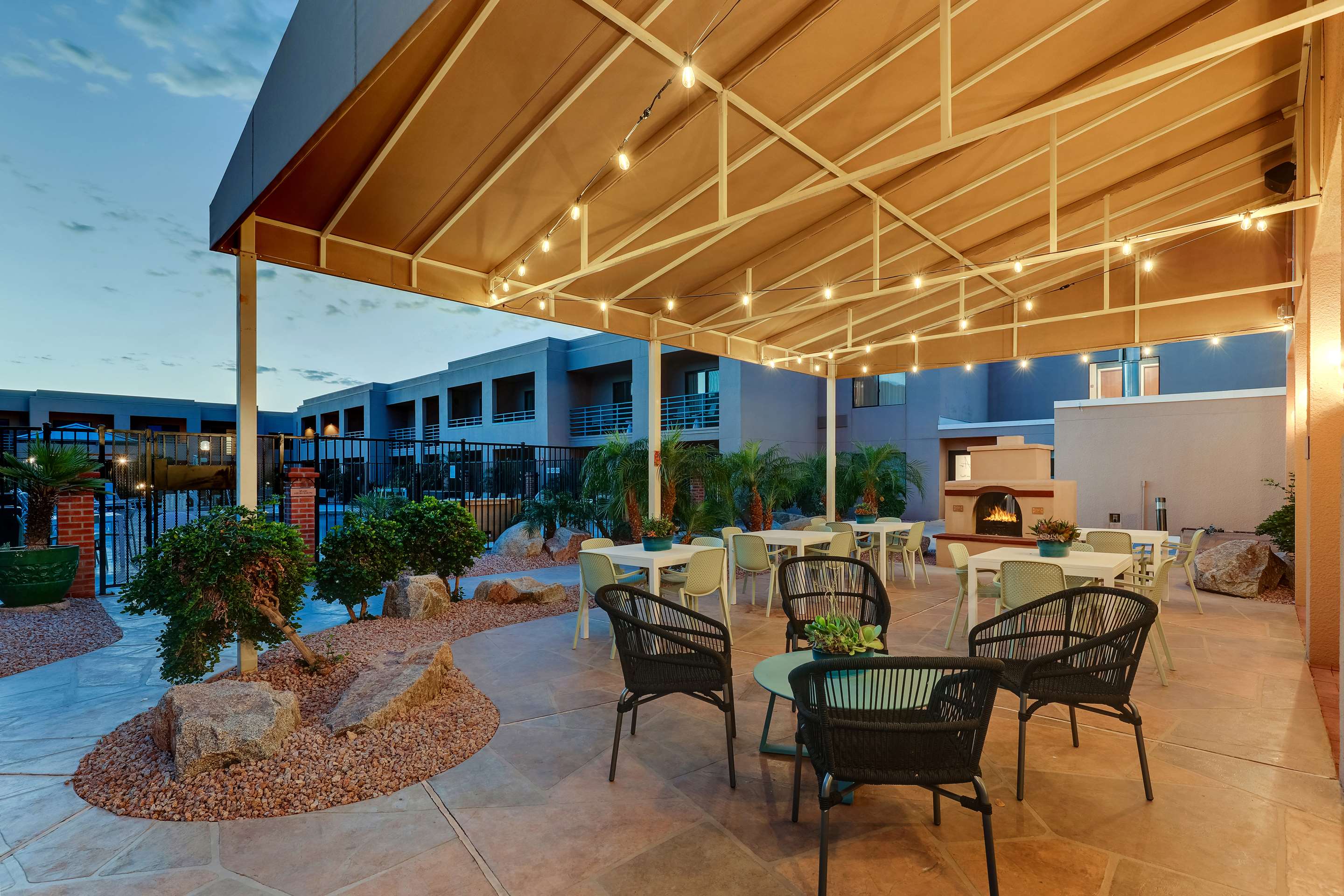 Exterior Outdoor Patio | Sonesta Select Scottsdale at Mayo Clinic Campus