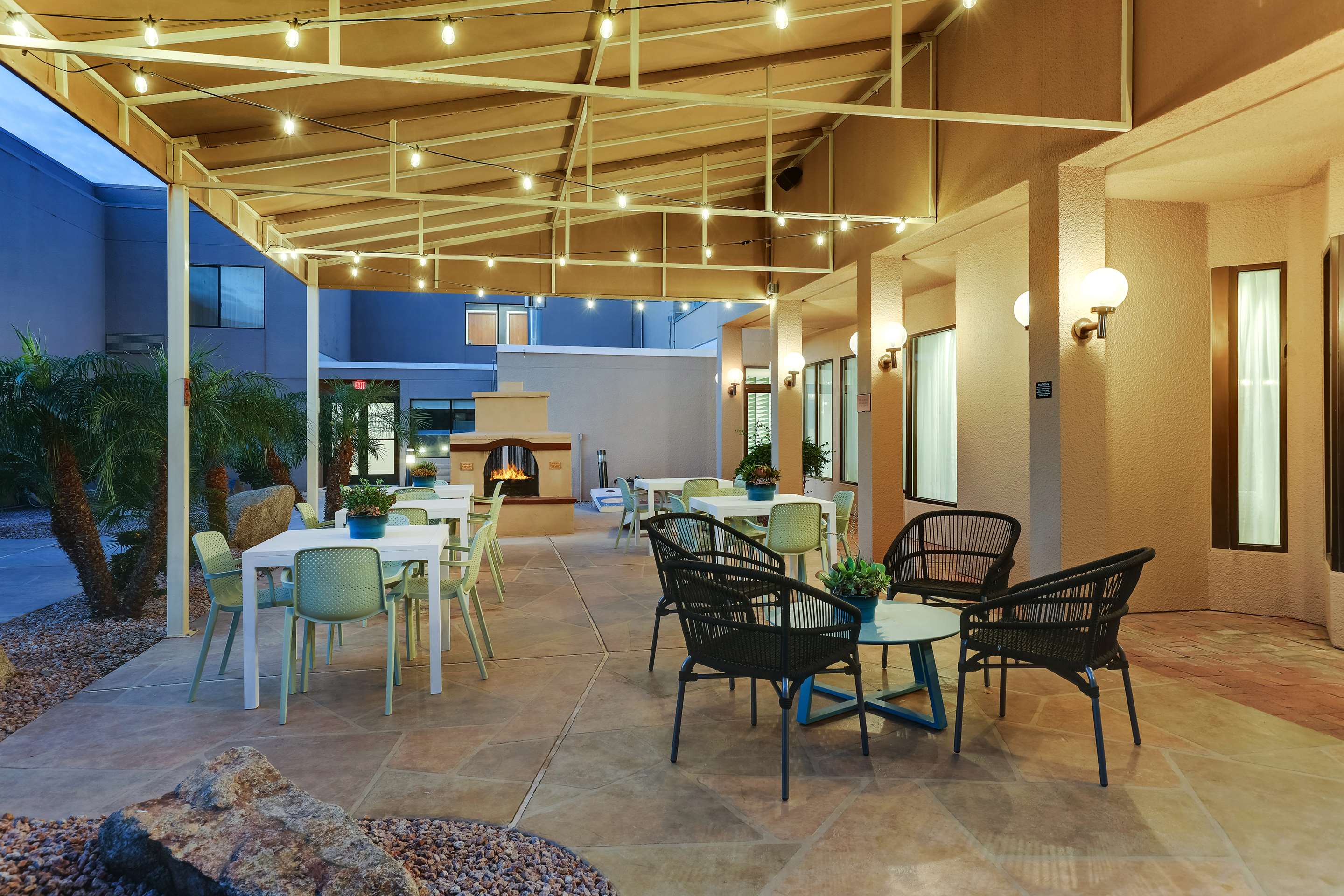 Exterior Outdoor Patio 2 | Sonesta Select Scottsdale at Mayo Clinic Campus