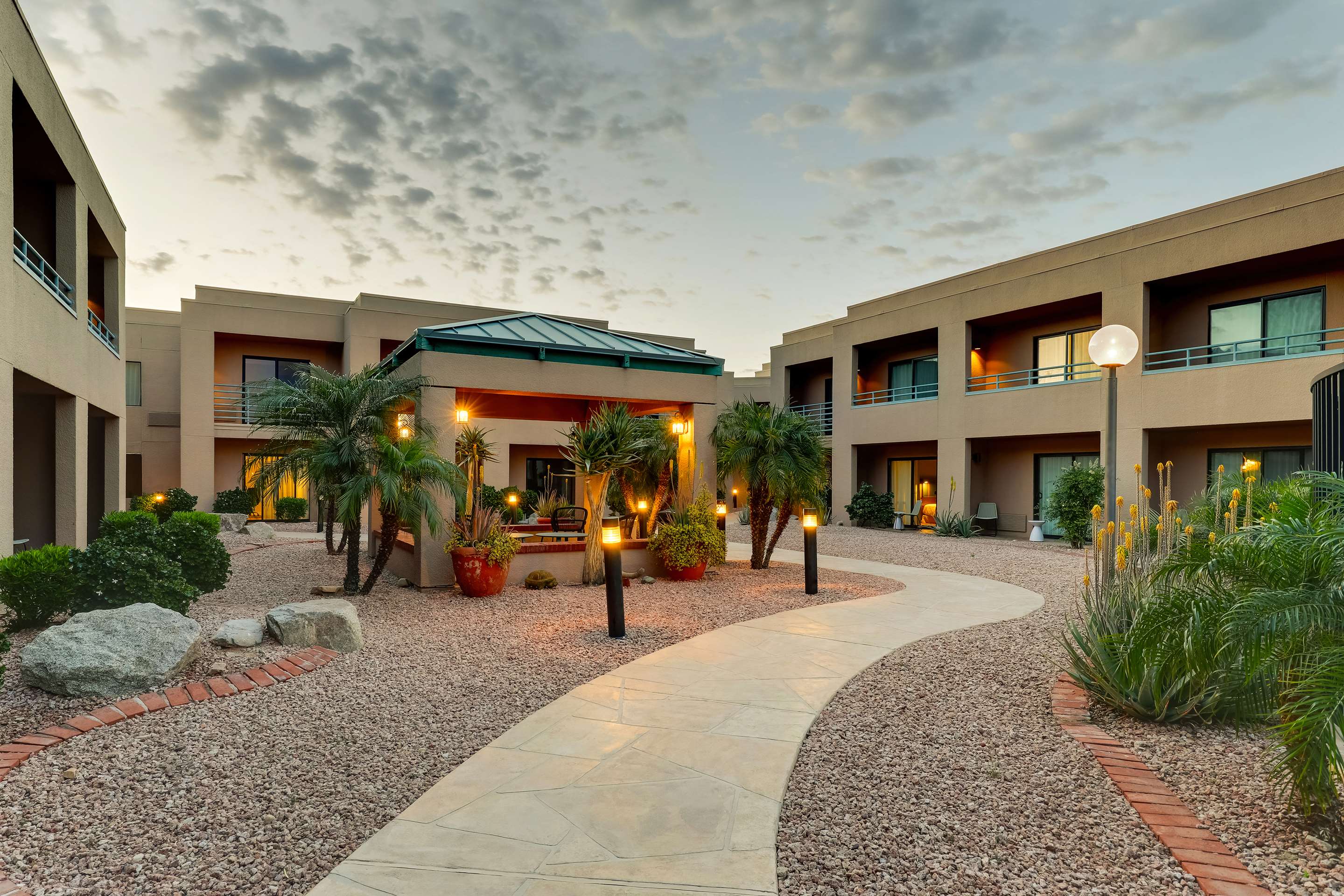 Exterior Outdoor Courtyard | Sonesta Select Scottsdale at Mayo Clinic Campus