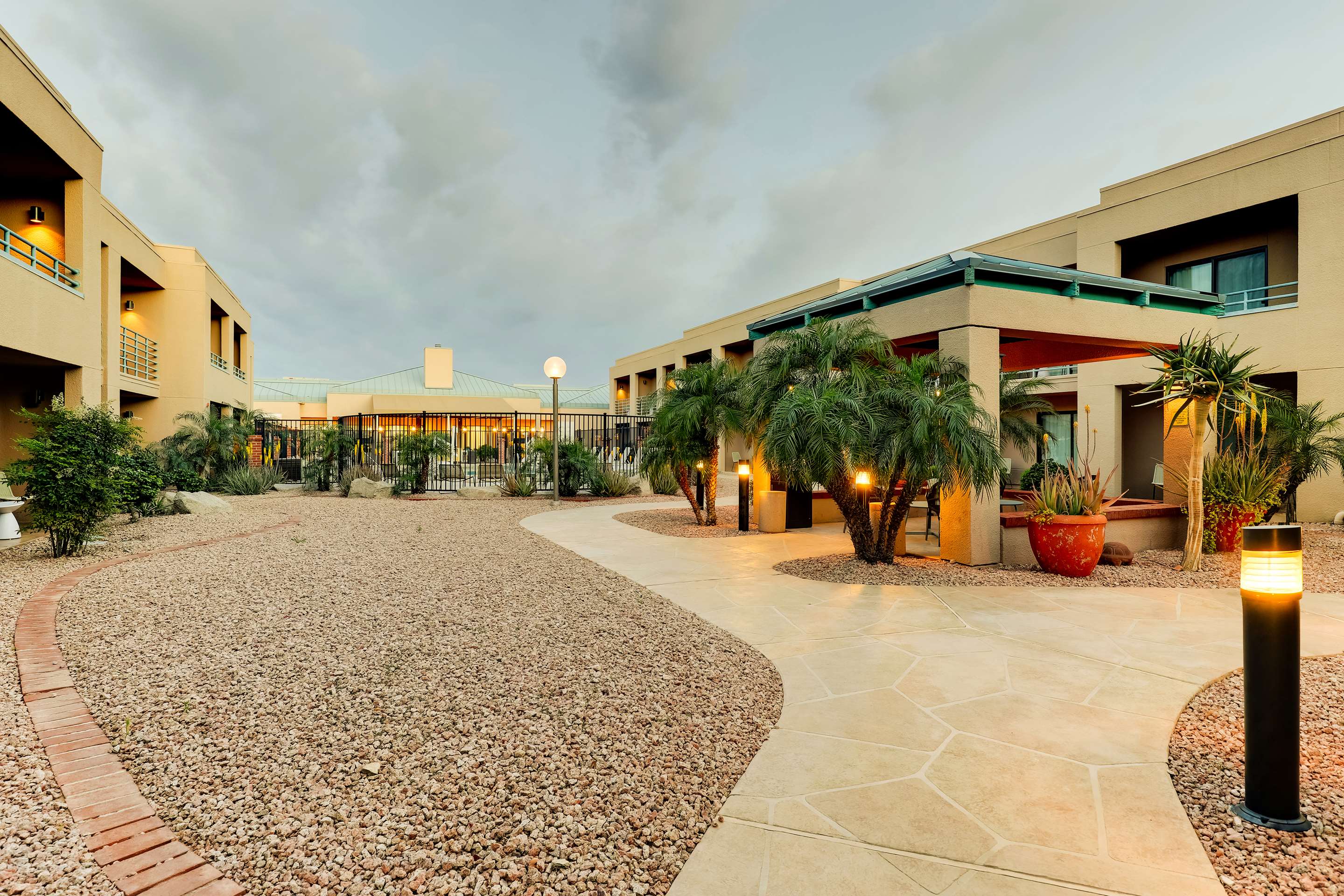 Exterior Outdoor Courtyard 2 | Sonesta Select Scottsdale at Mayo Clinic Campus