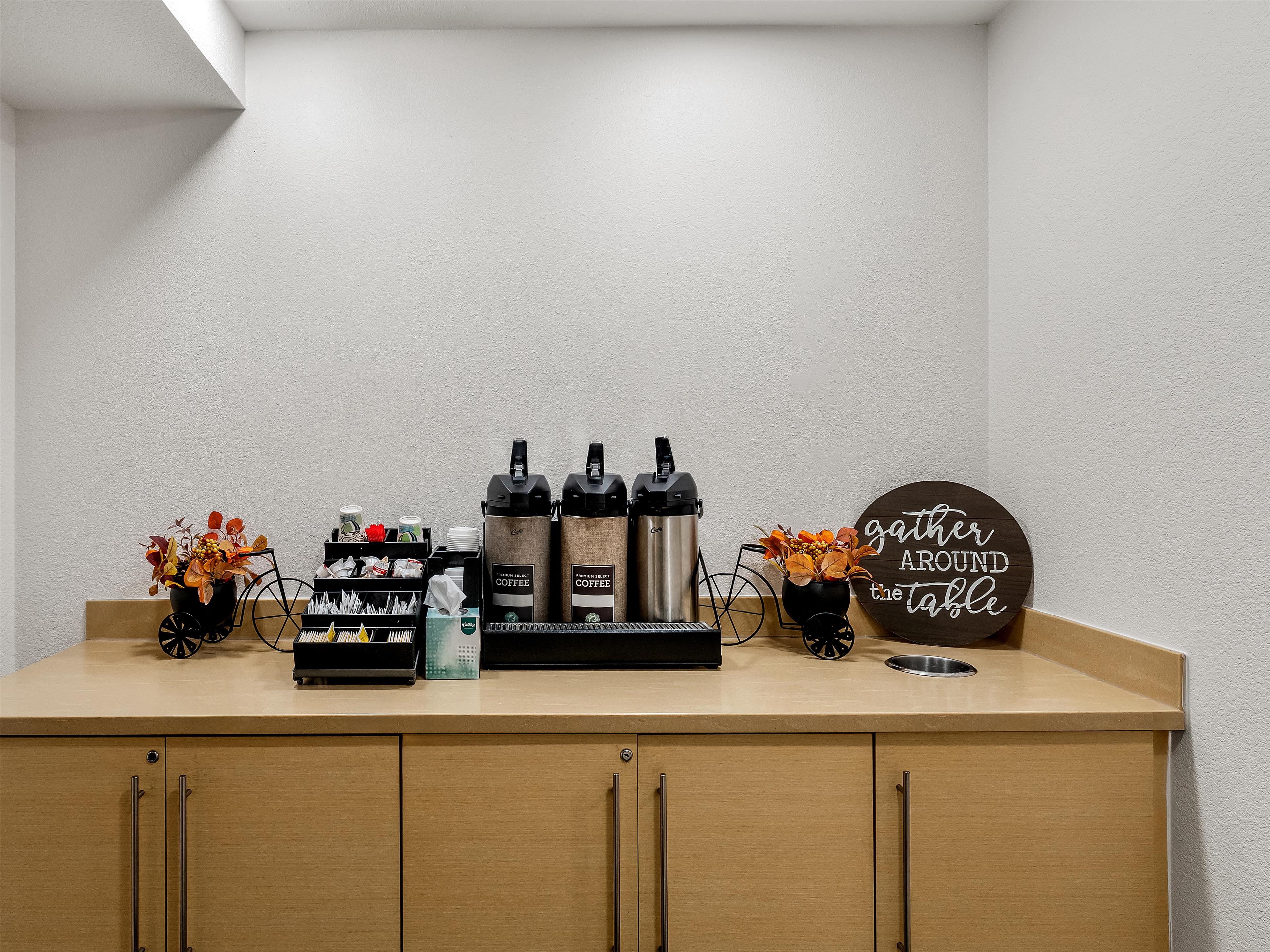 Breakfast Area | Sonesta Simply Suites Detroit Novi