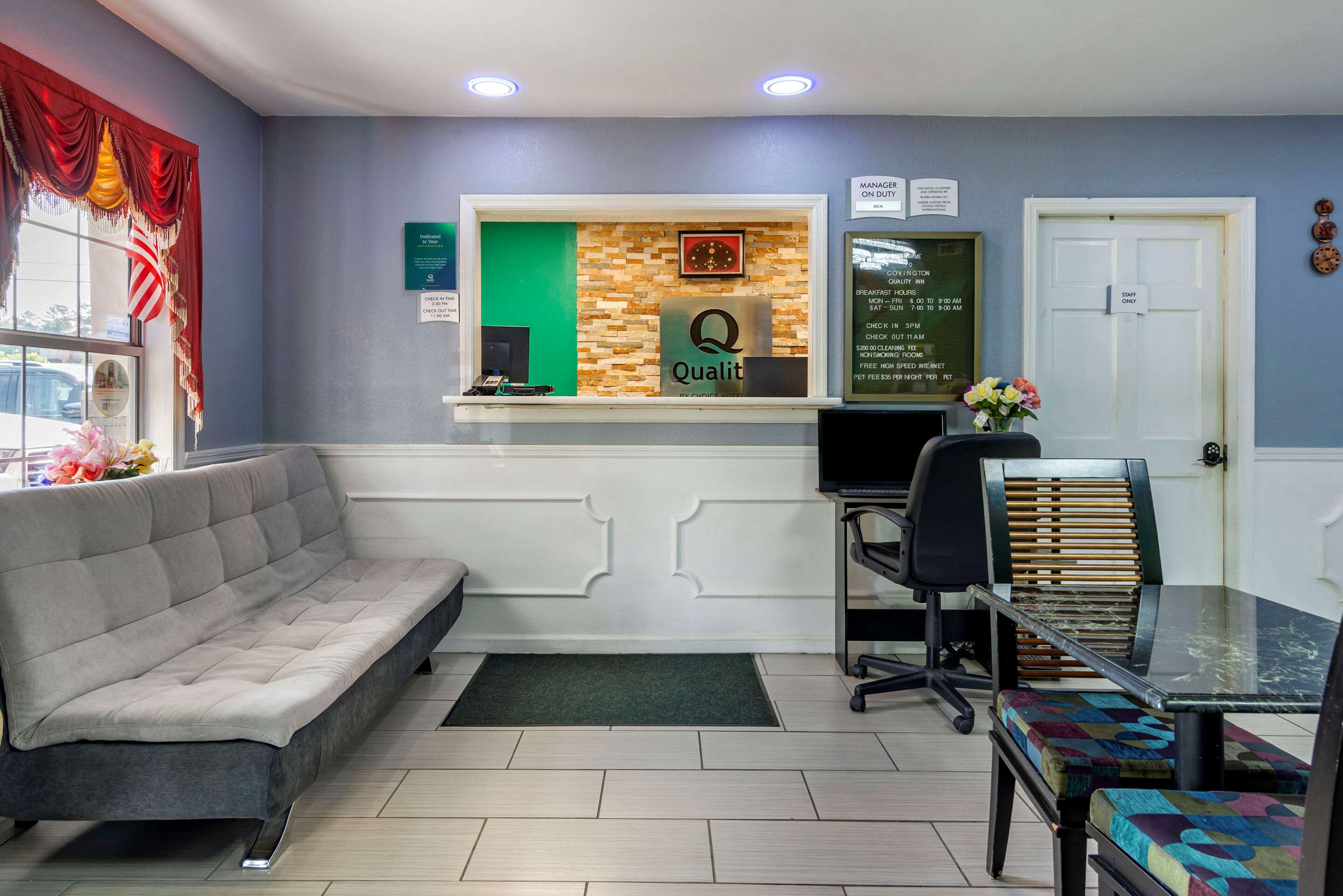 Lobby with sitting area