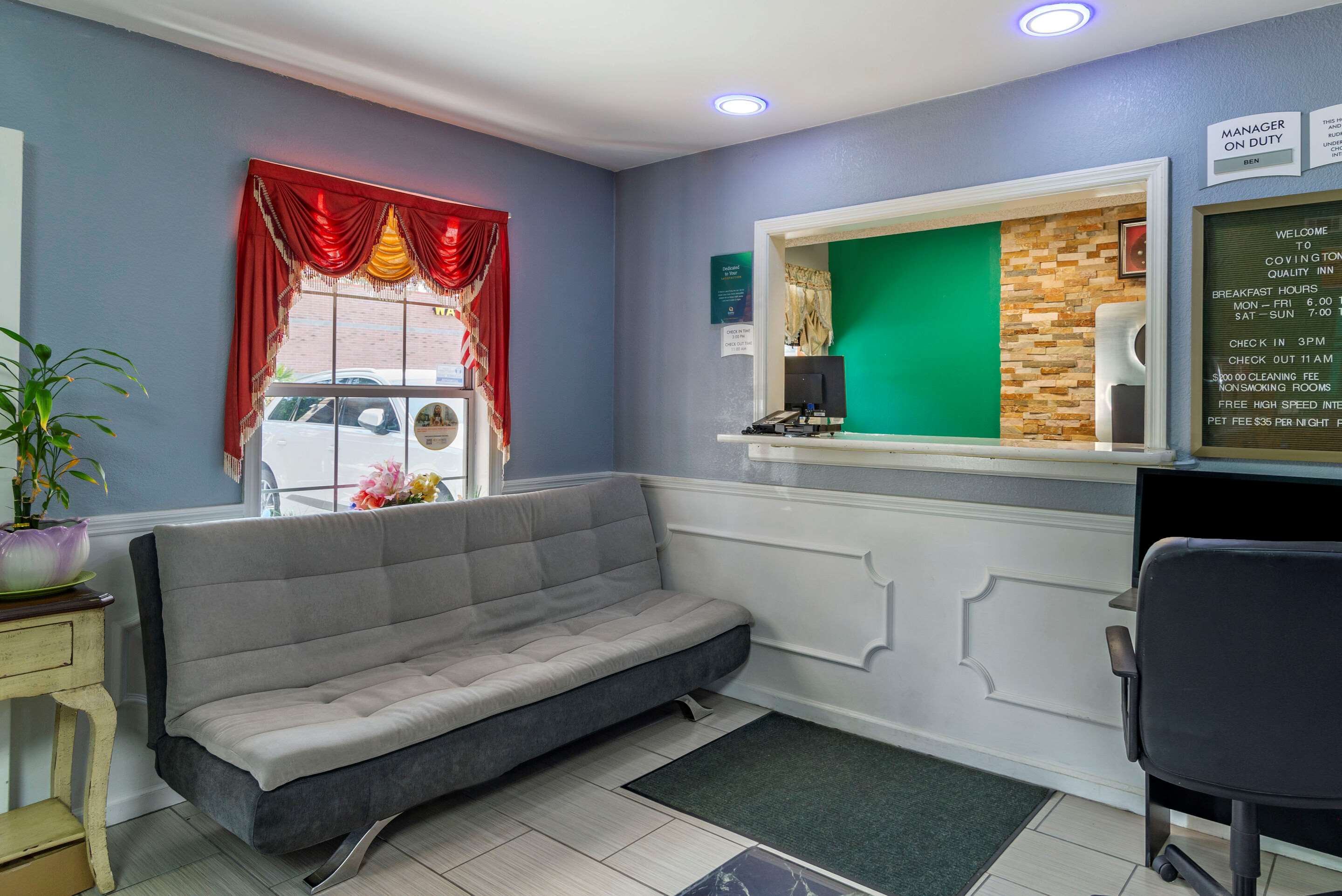 Lobby with sitting area