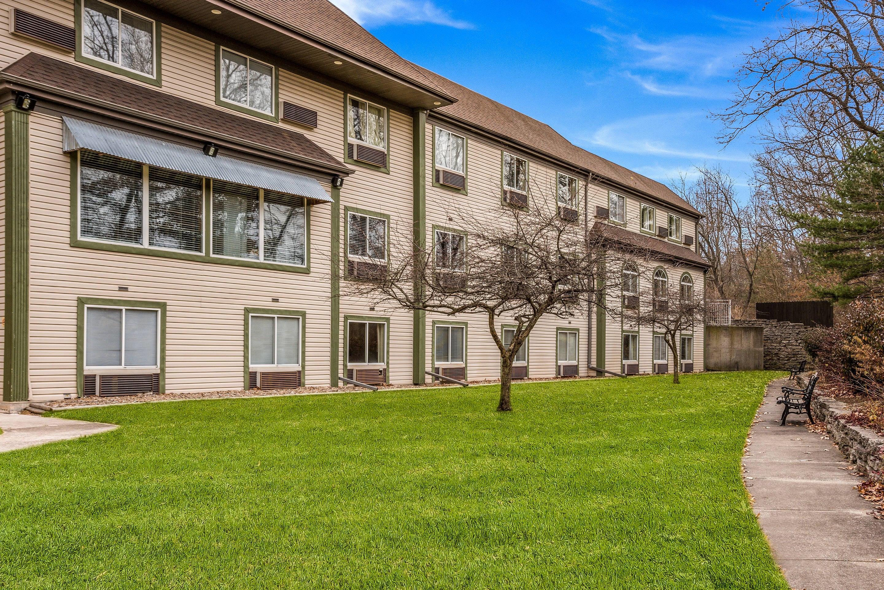 Hotel exterior | Econo Lodge Whitehall near Michigan's Adventure