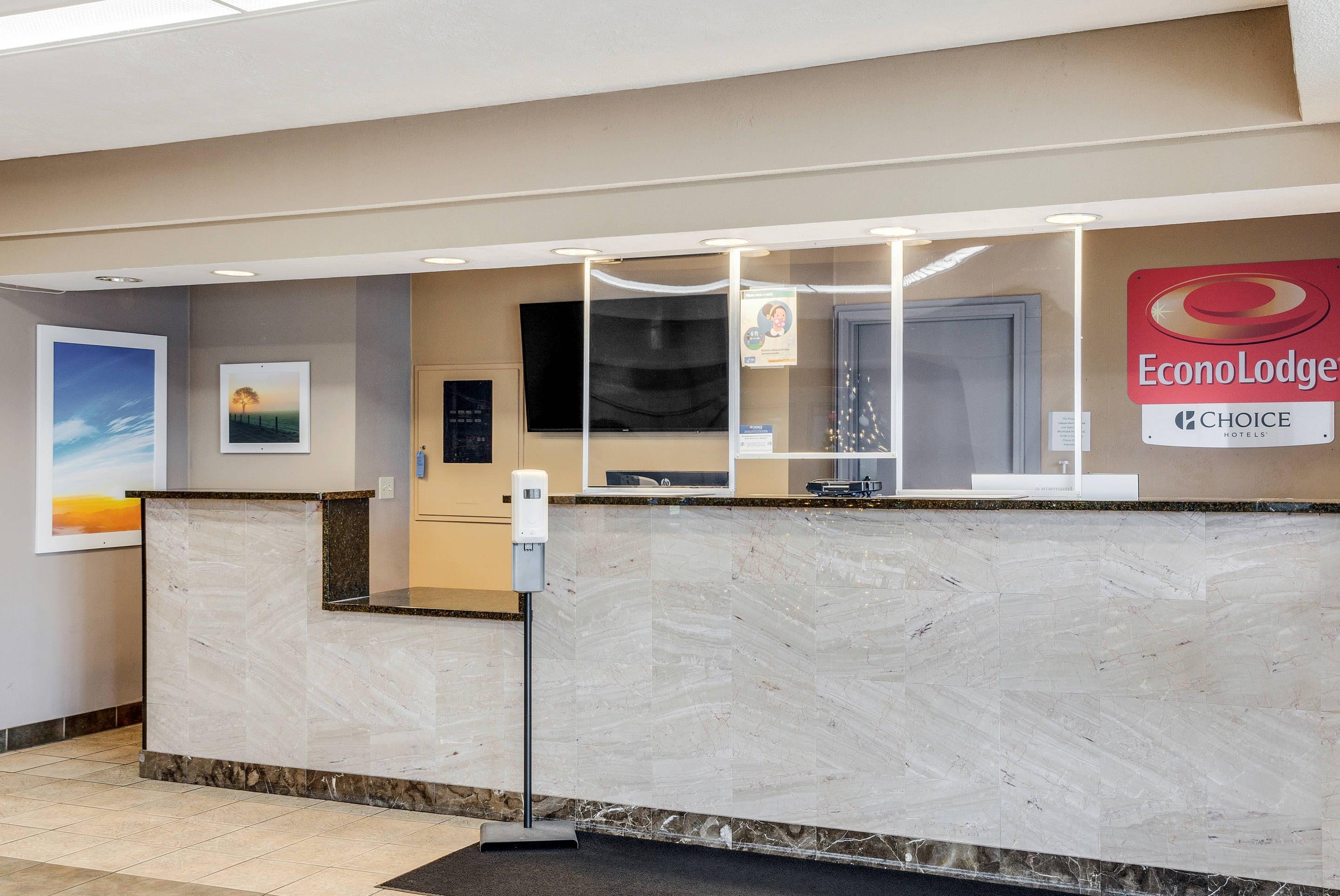 Hotel lobby | Econo Lodge Whitehall near Michigan's Adventure
