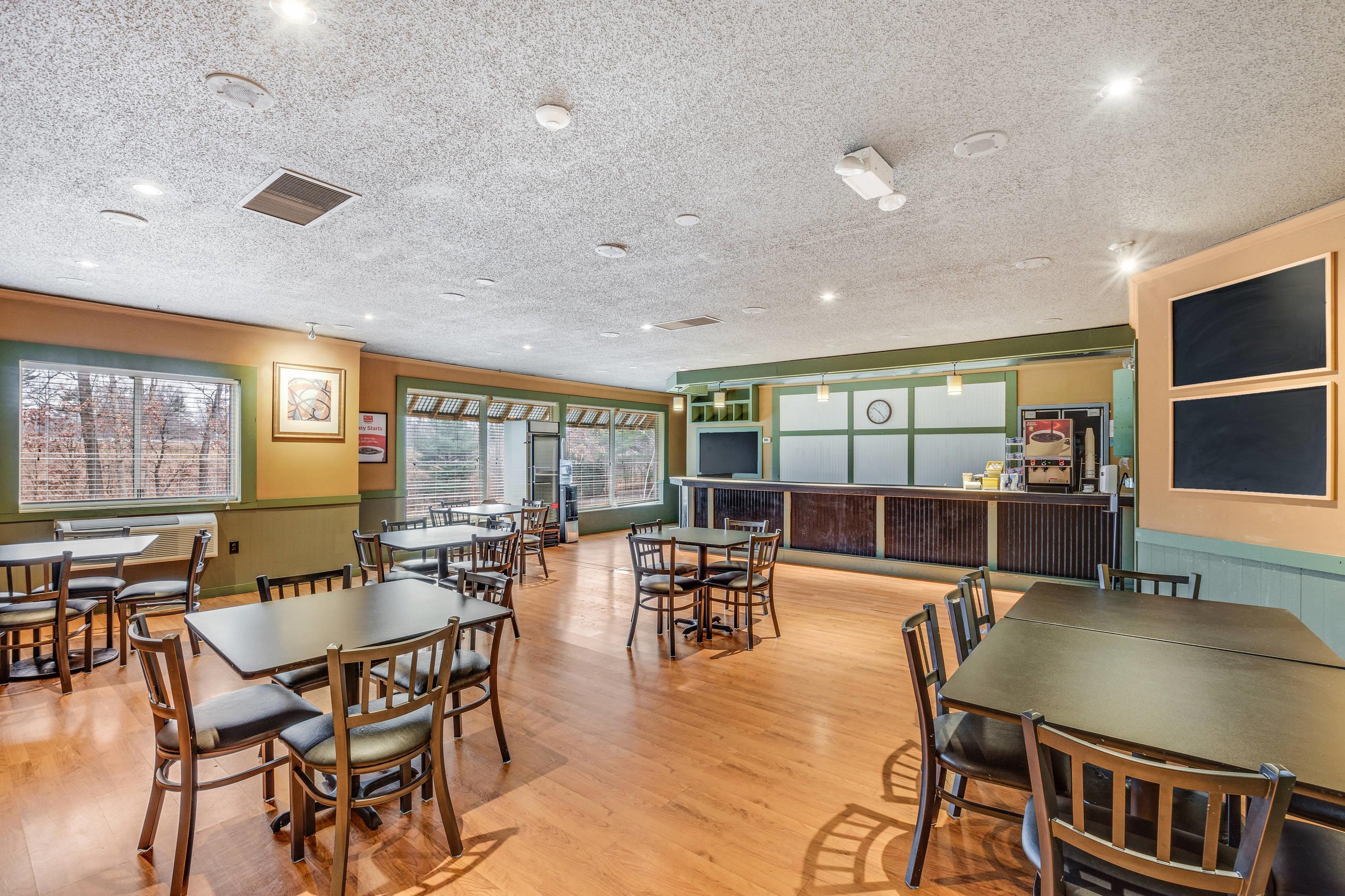 Breakfast area | Econo Lodge Whitehall near Michigan's Adventure