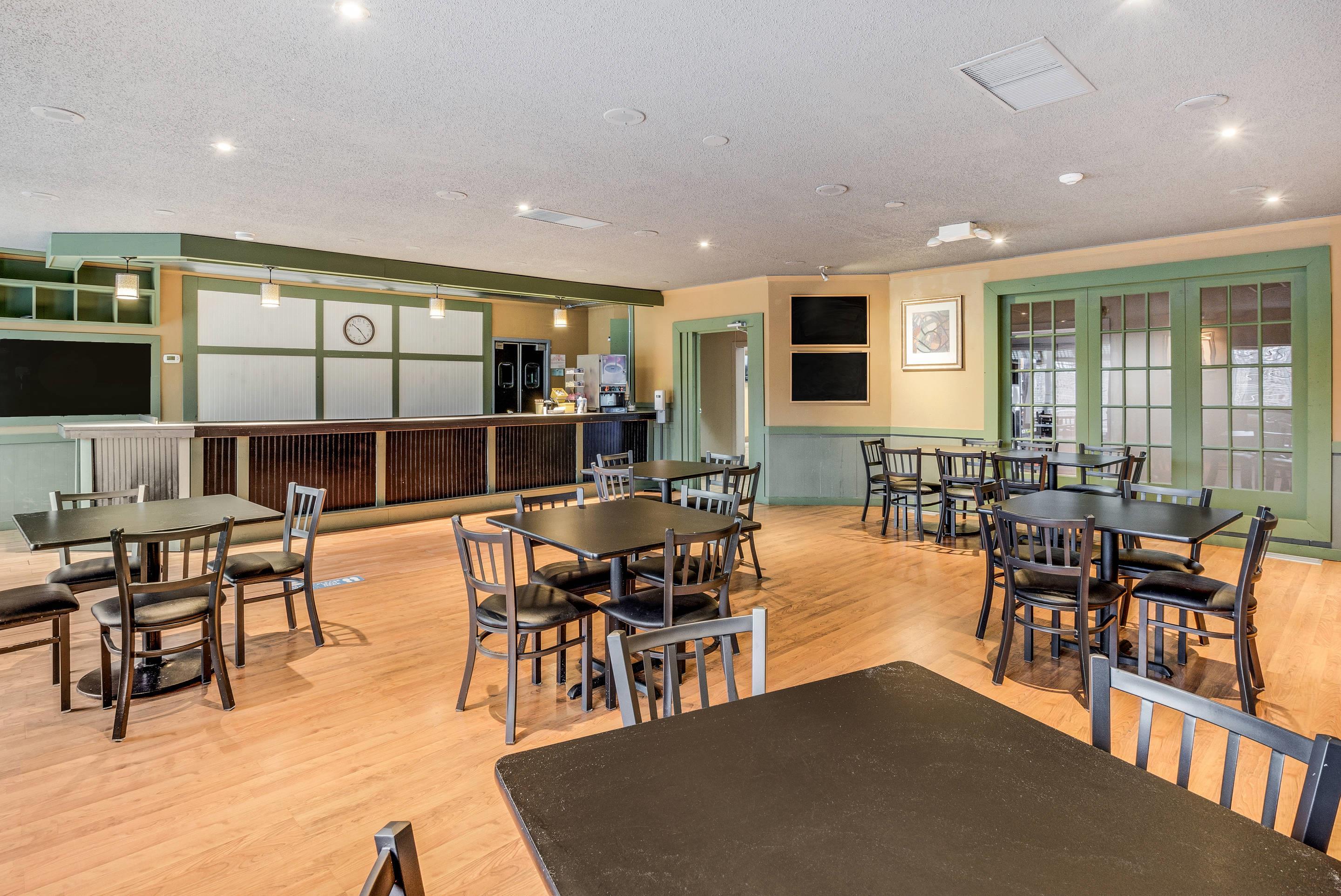 Breakfast area | Econo Lodge Whitehall near Michigan's Adventure