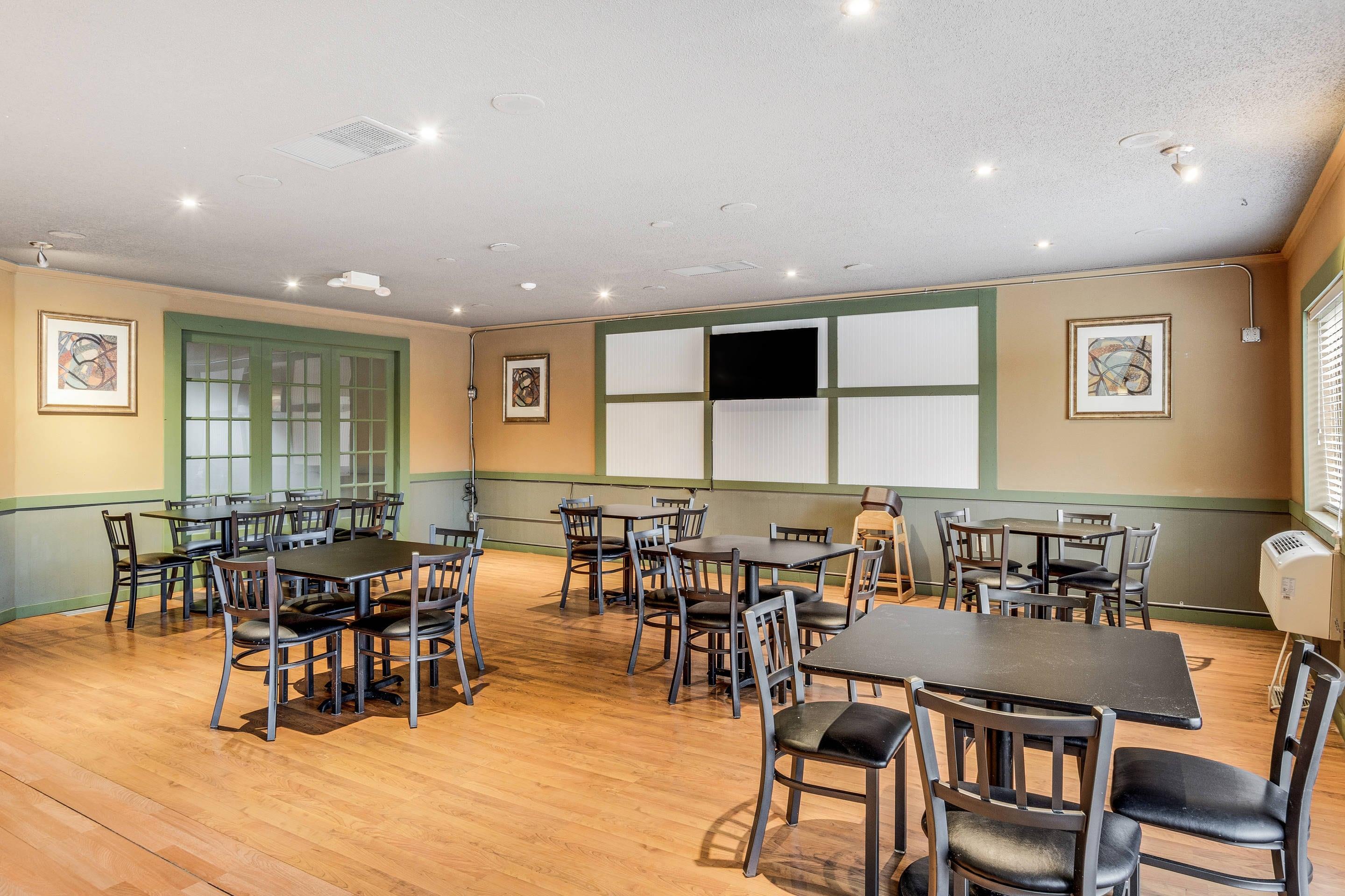 Breakfast area | Econo Lodge Whitehall near Michigan's Adventure
