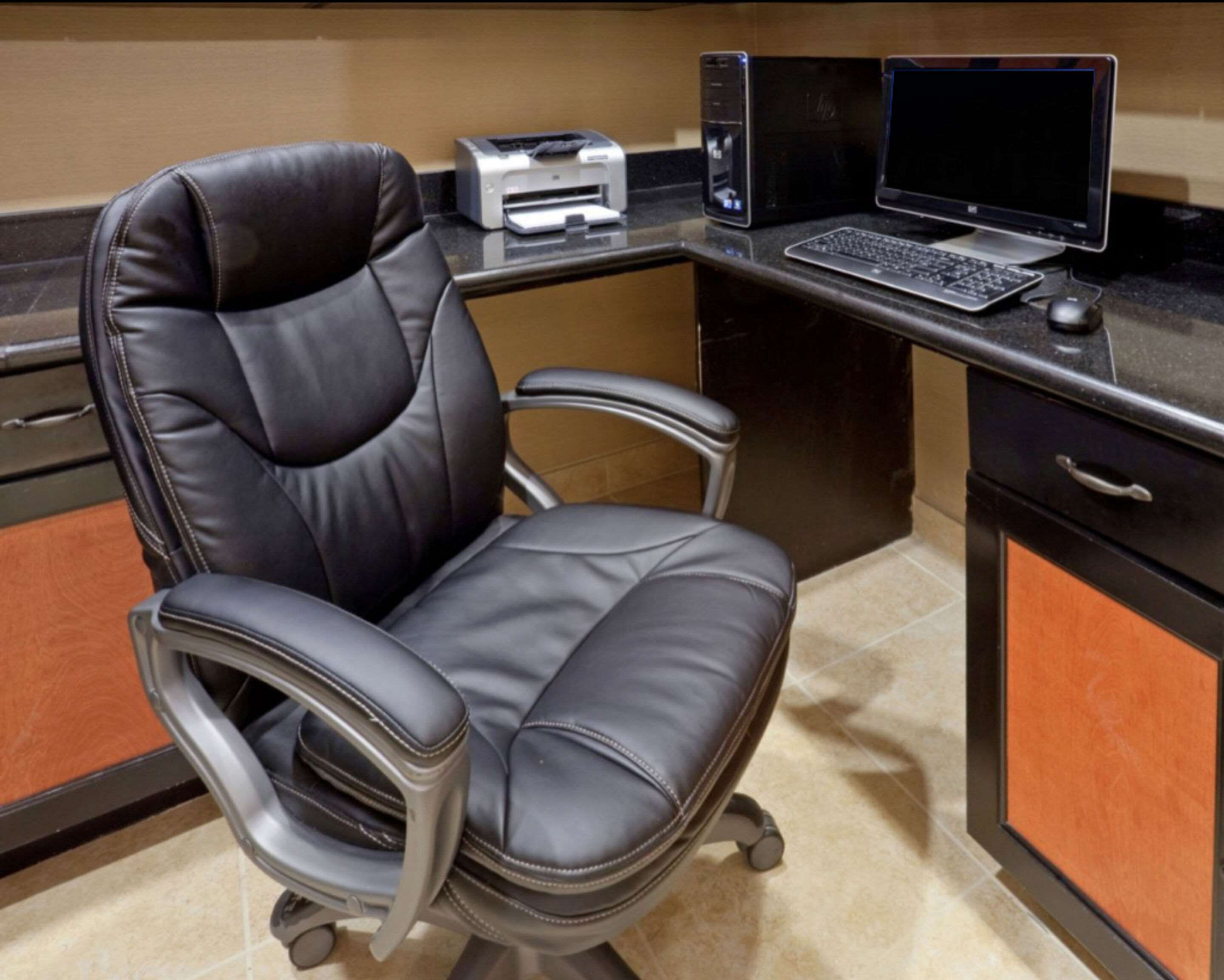 Business center | Comfort Inn & Suites Dallas Medical - Market Center