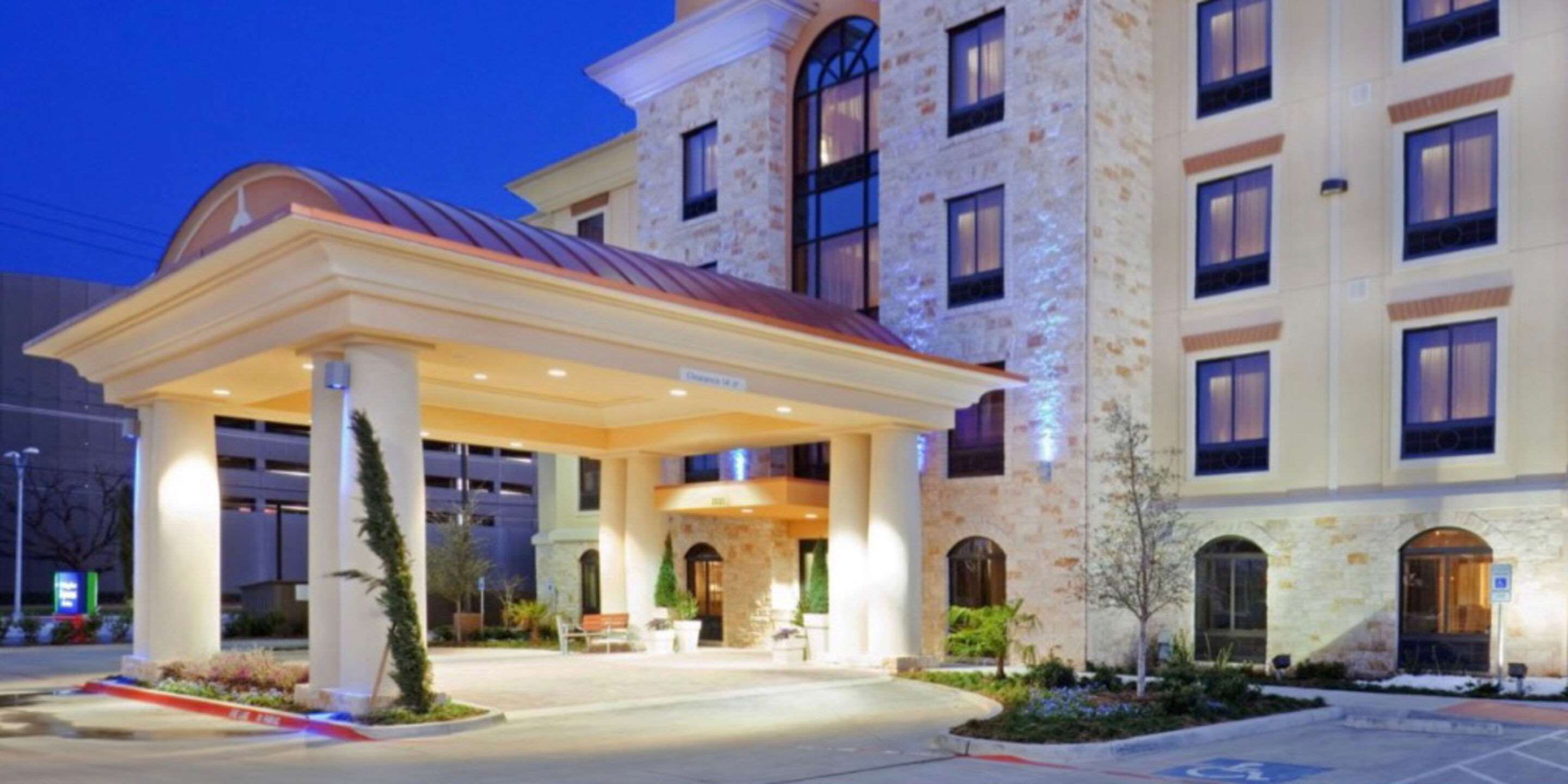 Hotel exterior | Comfort Inn & Suites Dallas Medical - Market Center