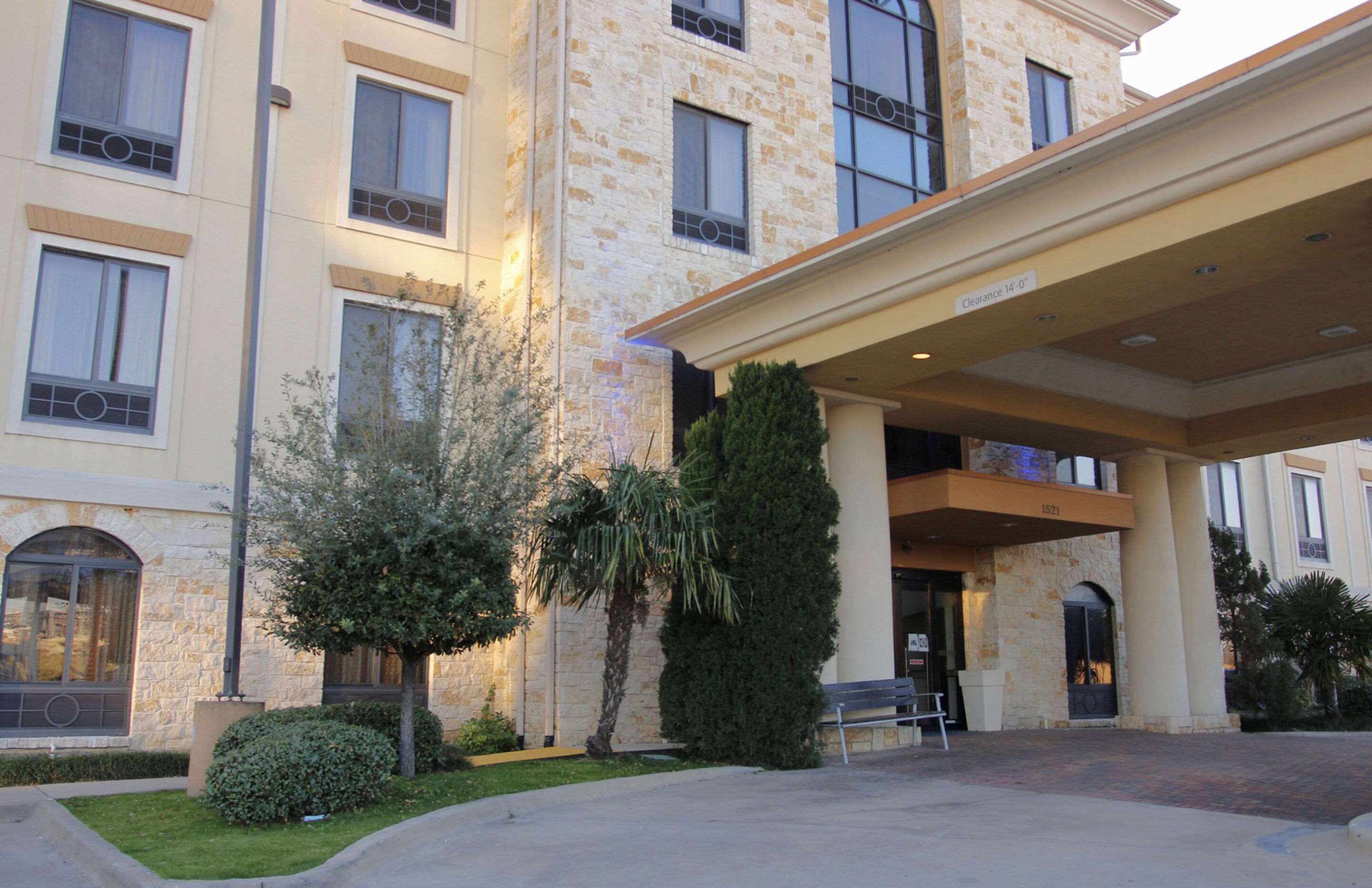 Hotel exterior | Comfort Inn & Suites Dallas Medical - Market Center
