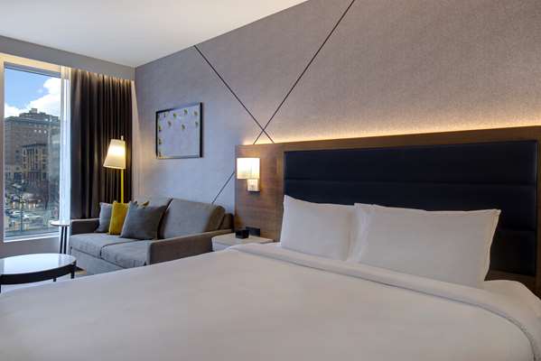  - Hampton Inn Downtown Montreal