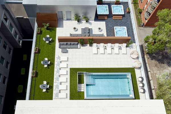 Pool - Hampton Inn Downtown Montreal