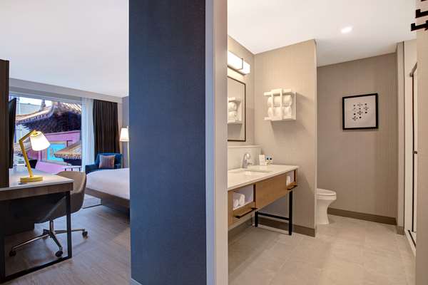  - Hampton Inn Downtown Montreal