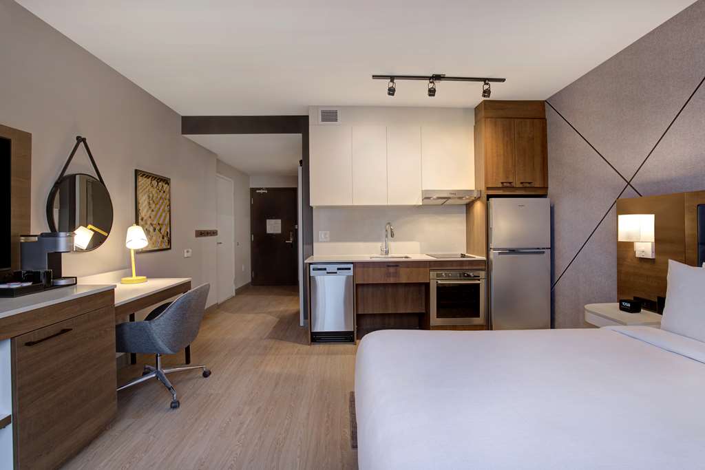 Hampton Inn Montreal Downtown Room Type - 1 KING PREMIUM W KITCHEN