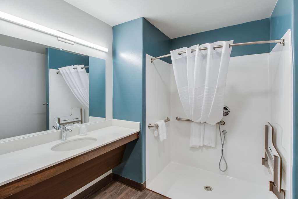 WOODSPRING SUITES BAKERSFIELD  AIRP-guestroom-Guest Room,Bathroom,On-Site.jpg