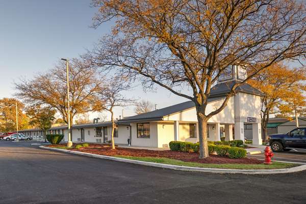 Exterior view - Suburban Studios Mentor