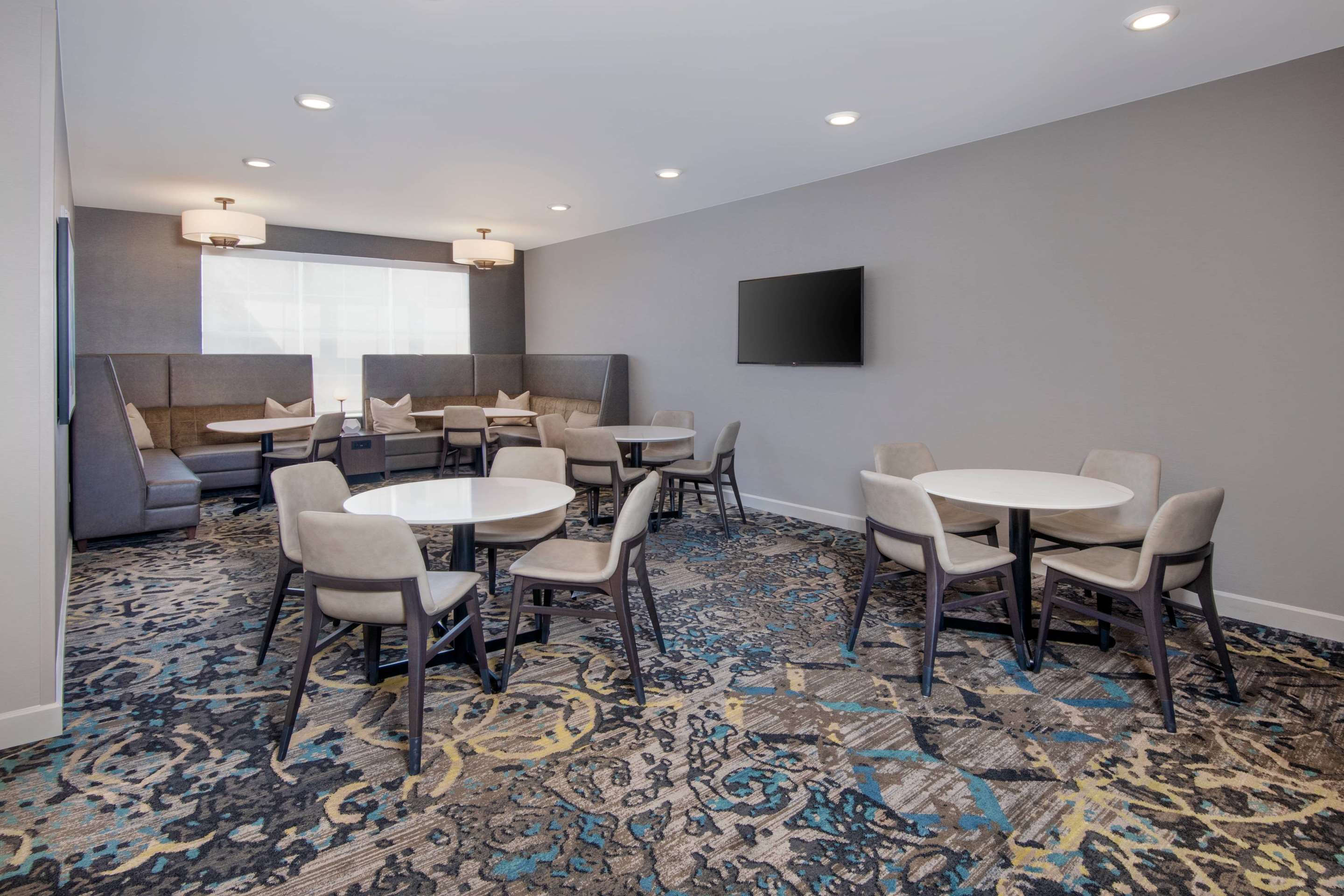 Lobby social zone | Sonesta ES Suites Atlanta Kennesaw Town Center