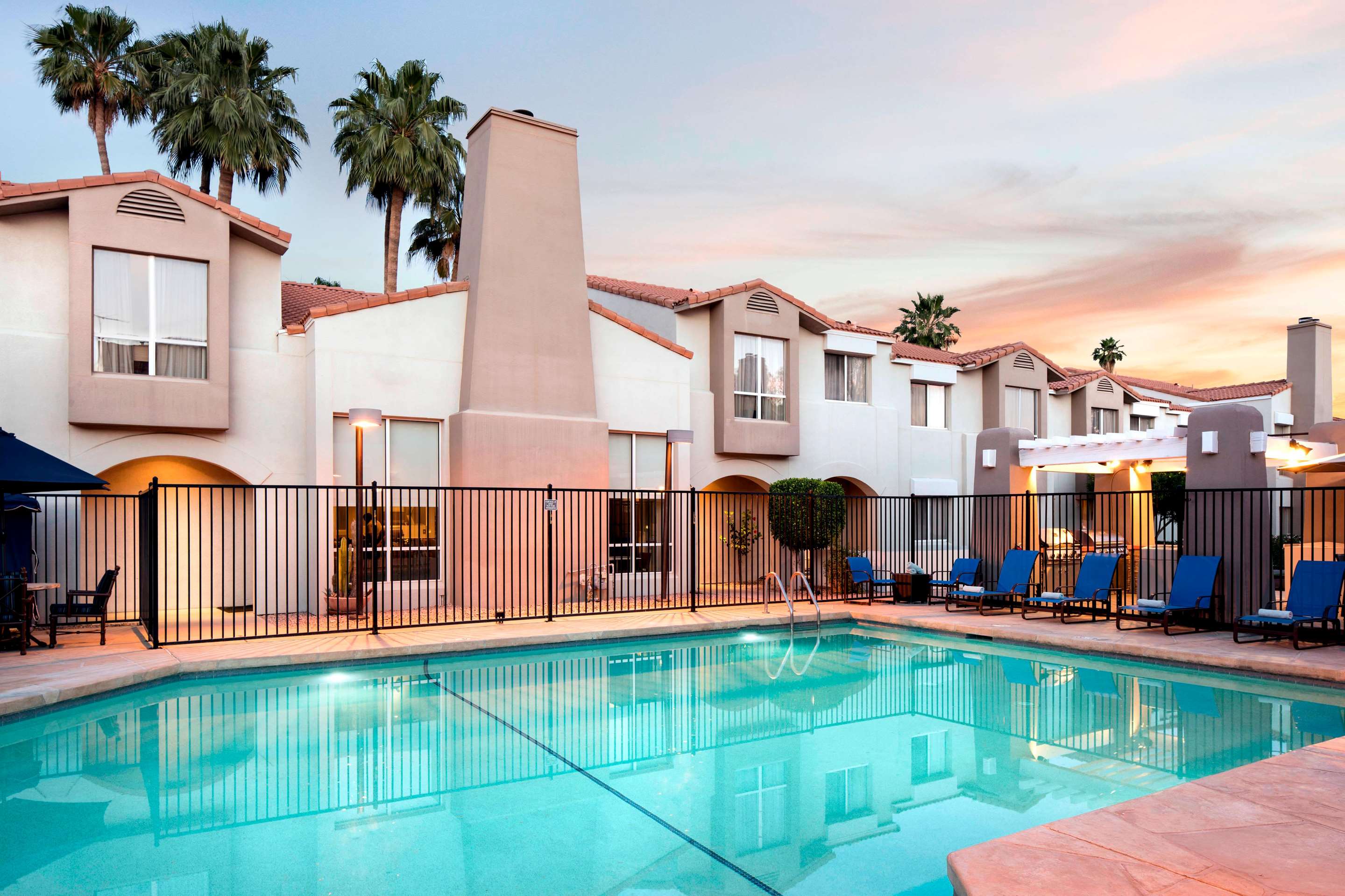 Outdoor pool | Sonesta ES Suites Scottsdale Paradise Valley
