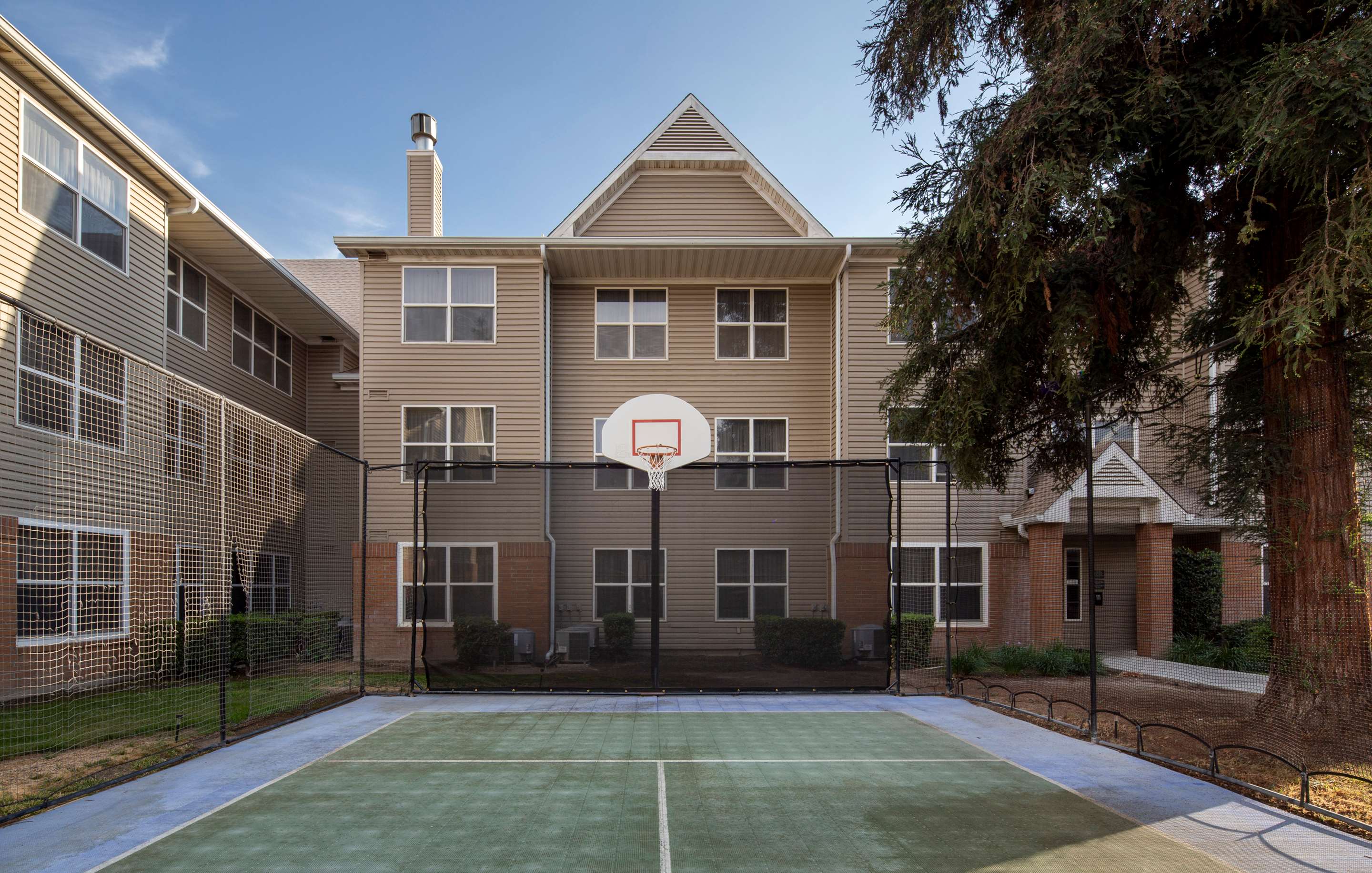 Sonesta ES Suites Fresno - Outdoor Basketball Court