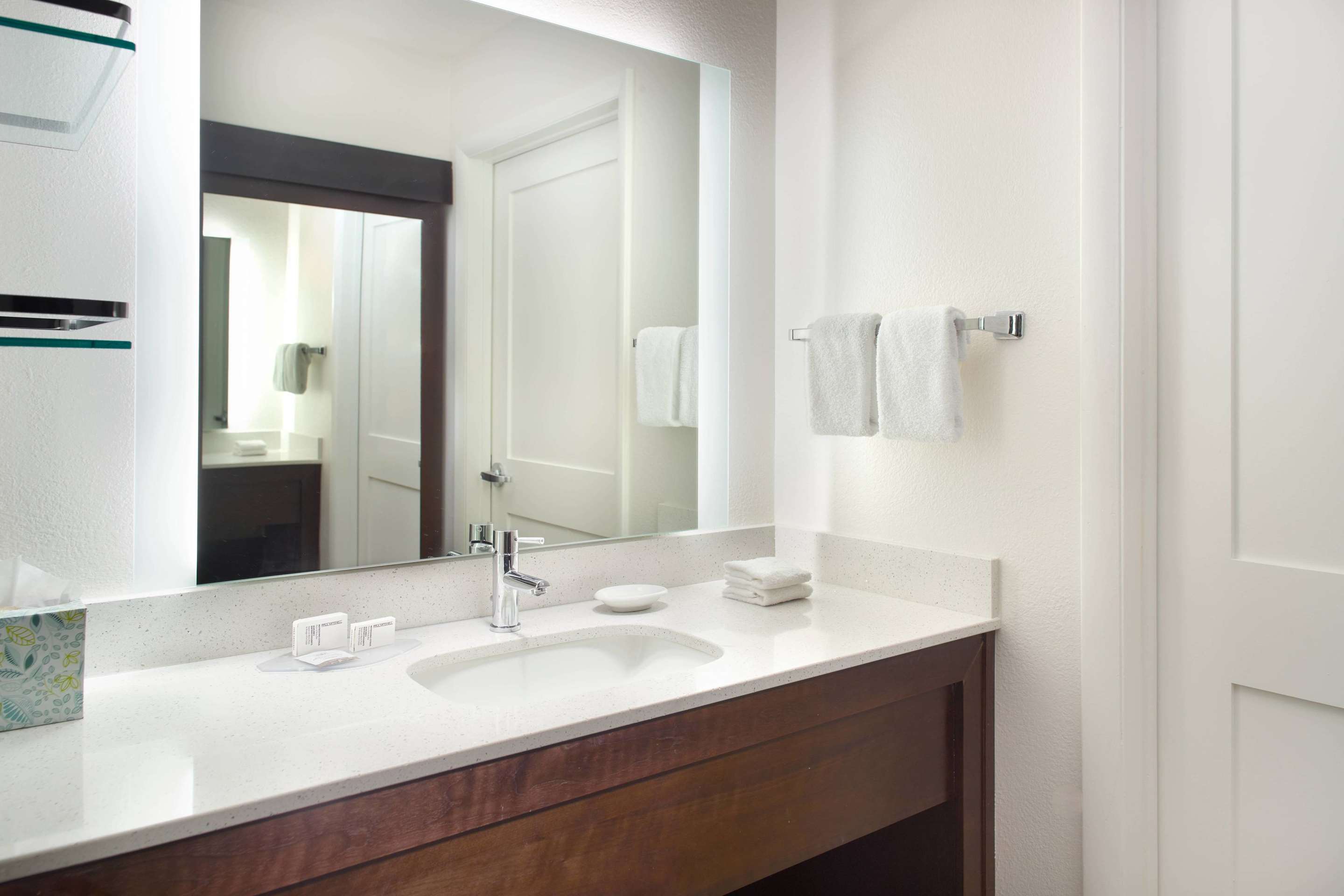 Suite bathroom
