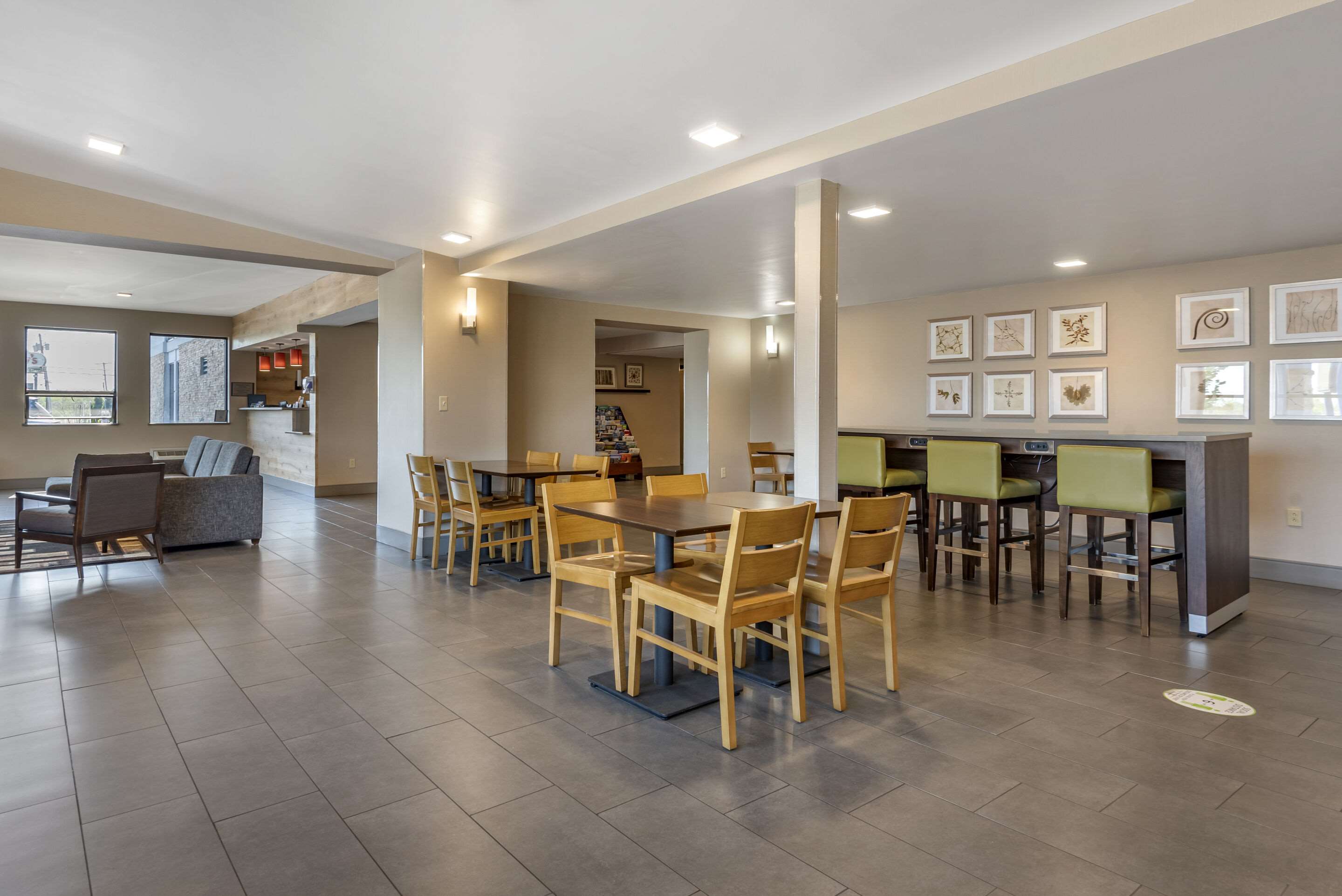 Breakfast area | Comfort Inn & Suites Syracuse North