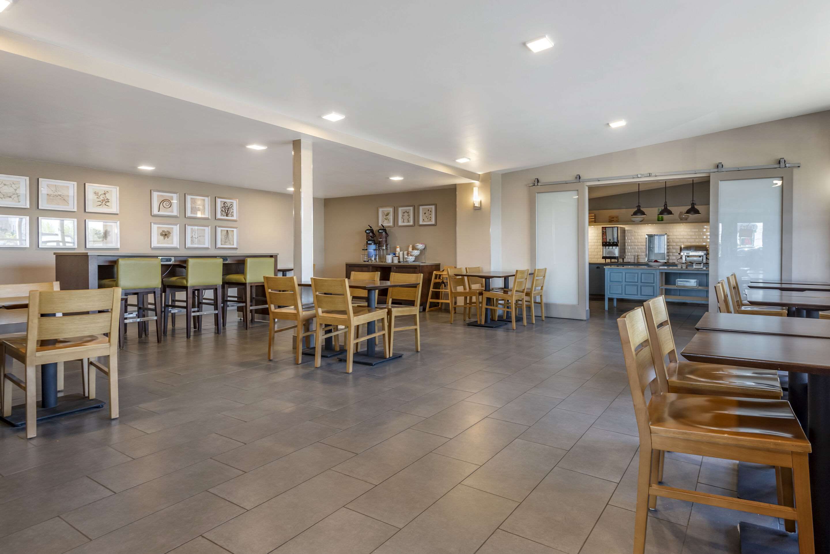 Breakfast area | Comfort Inn & Suites Syracuse North
