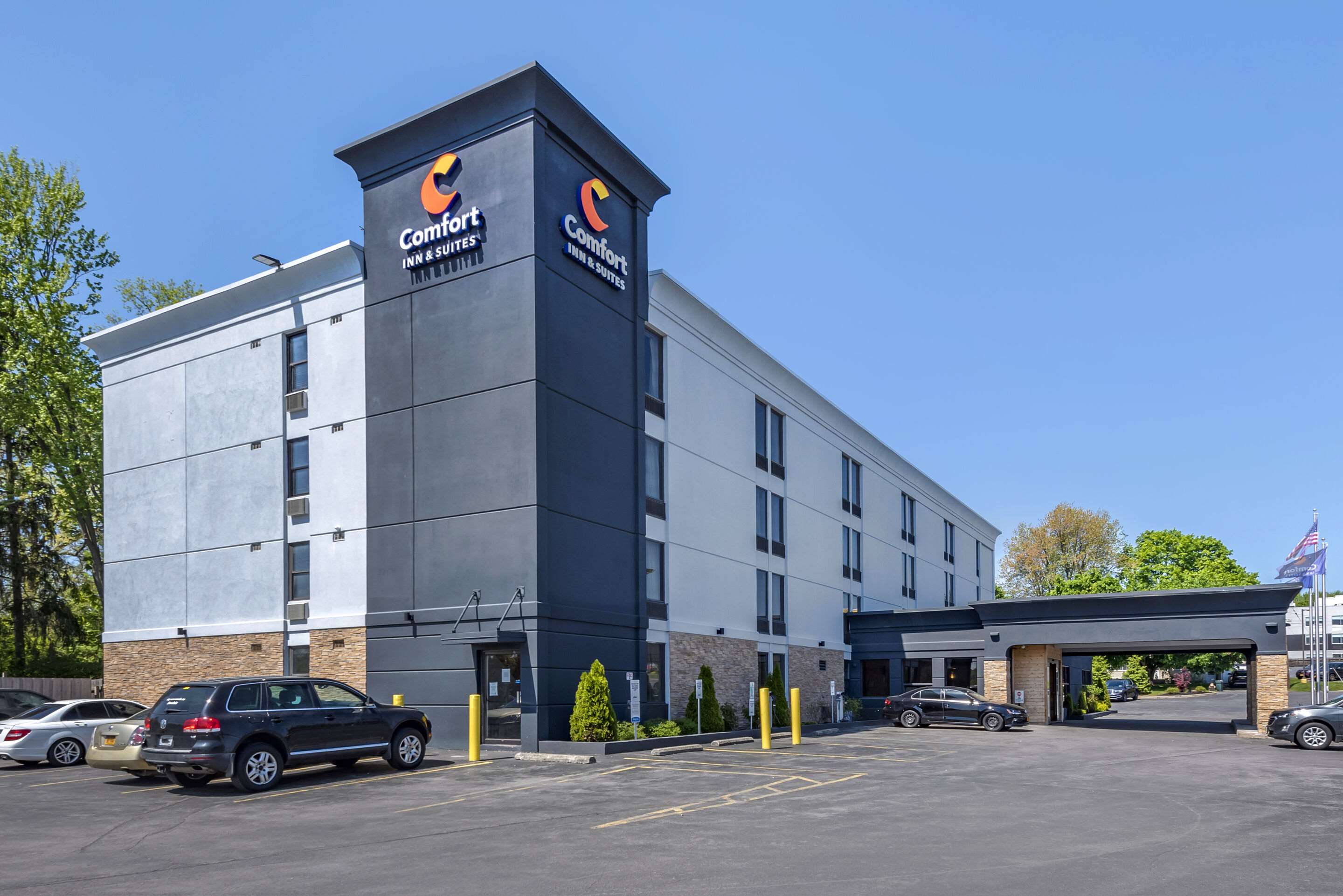Hotel exterior | Comfort Inn & Suites Syracuse North