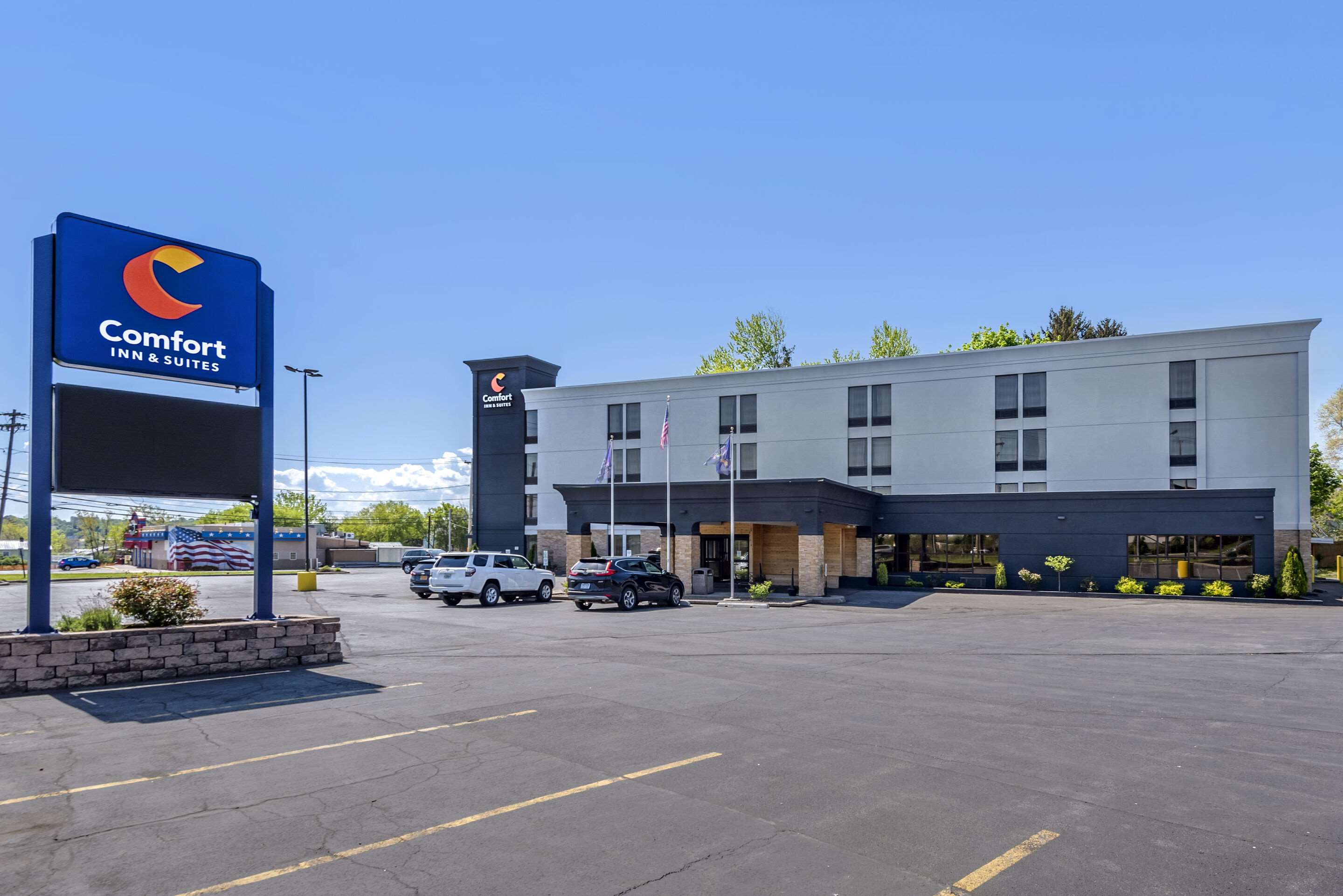 Hotel exterior | Comfort Inn & Suites Syracuse North