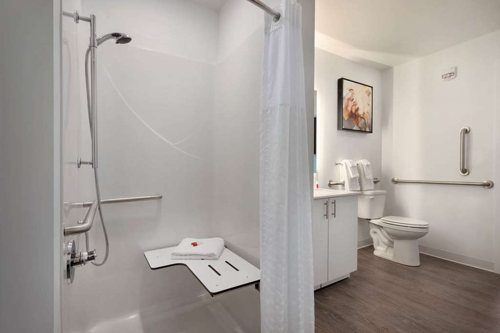LEAVENWORTH LOCAL-guestroom-Guest Room,Bathroom,Tub,Accessibility,On-Site.jpg