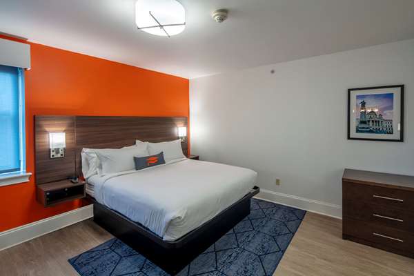  - Collegian Hotel Syracuse - I-81, Exit 18