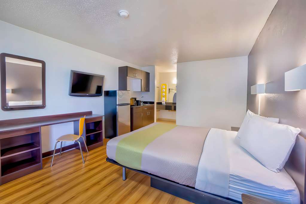STUDIO 6 GAINESVILLE FL-guestroom-Guest Room,On-Site.jpg
