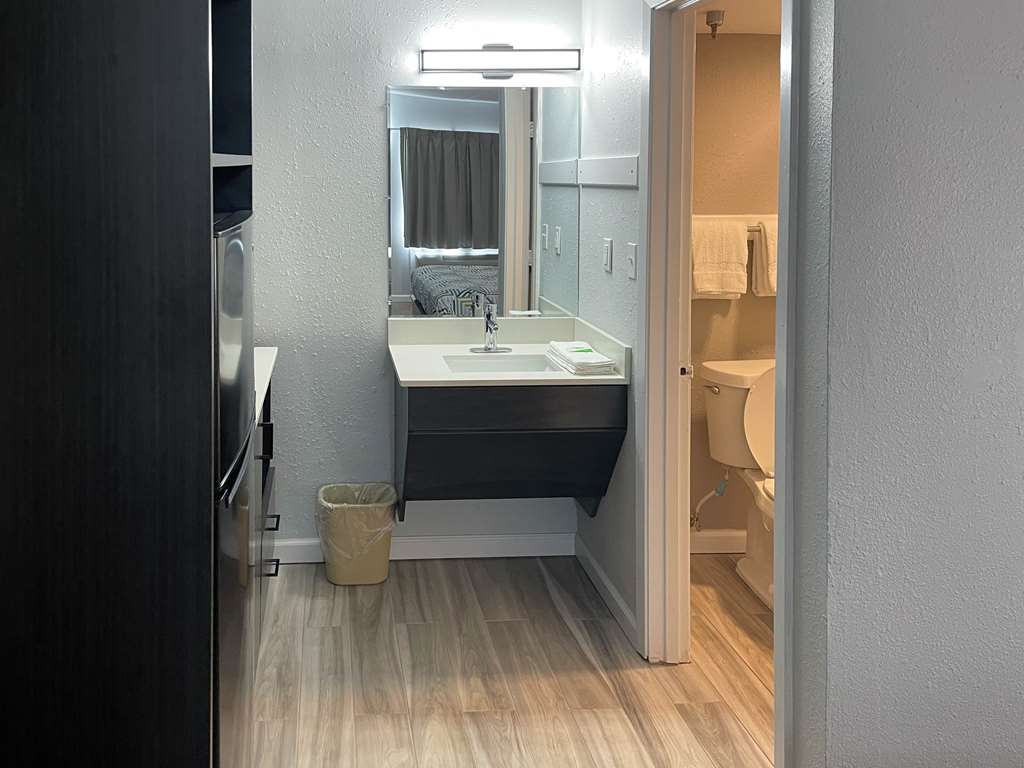 STUDIO 6 VICKSBURG MS - DOWNTOWN-guestroom-Guest Room,Bathroom,On-Site.jpg