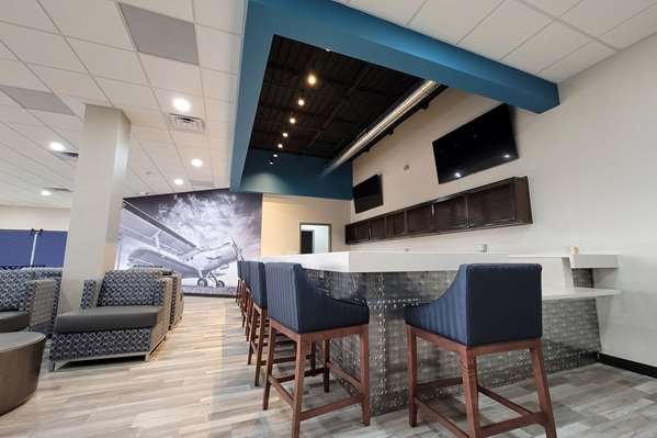 Bar - Wingate by Wyndham Hotel Airport Wichita