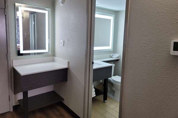  - Wingate by Wyndham Hotel Airport Wichita