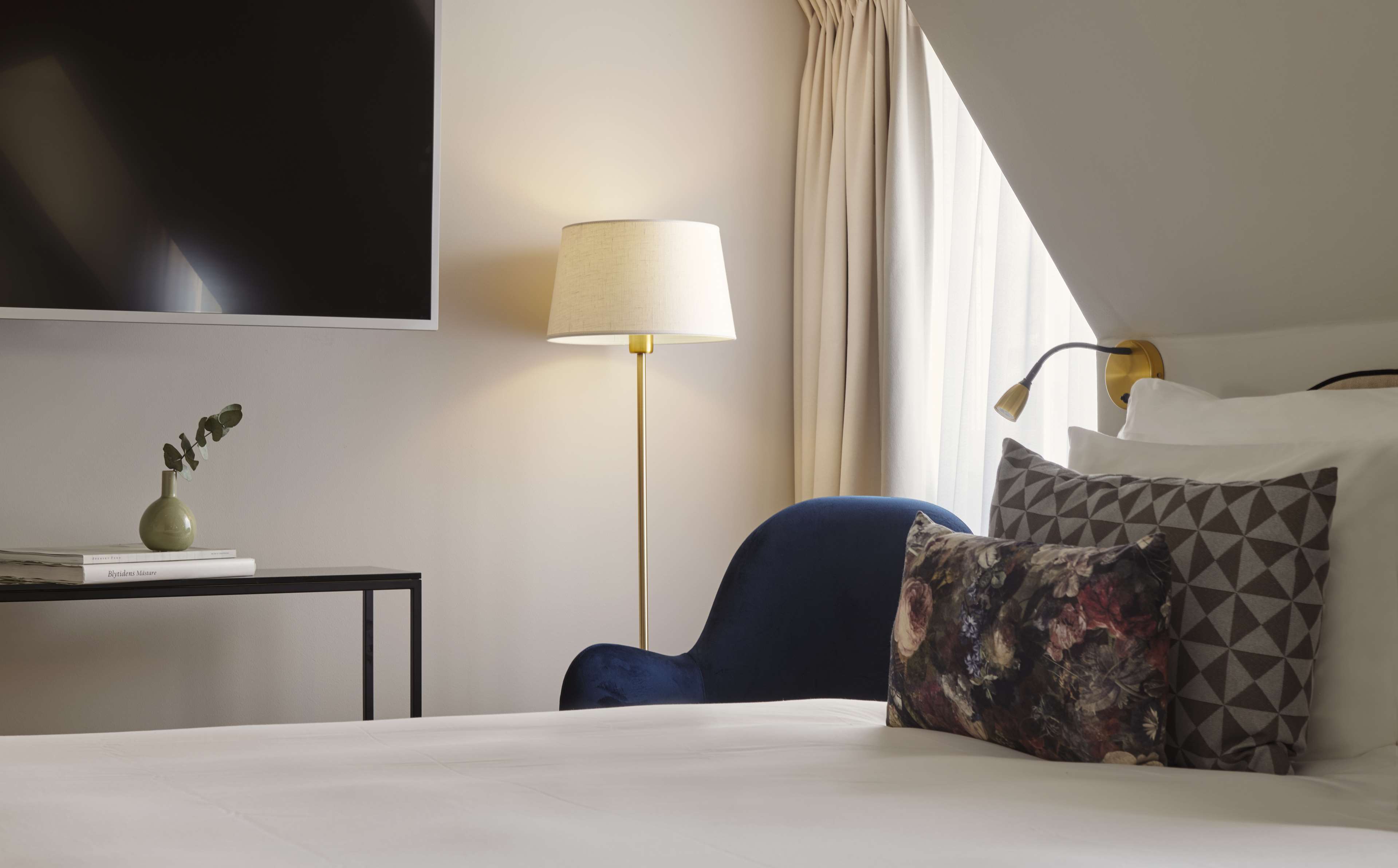 H Room Type - 1 QUEEN BED