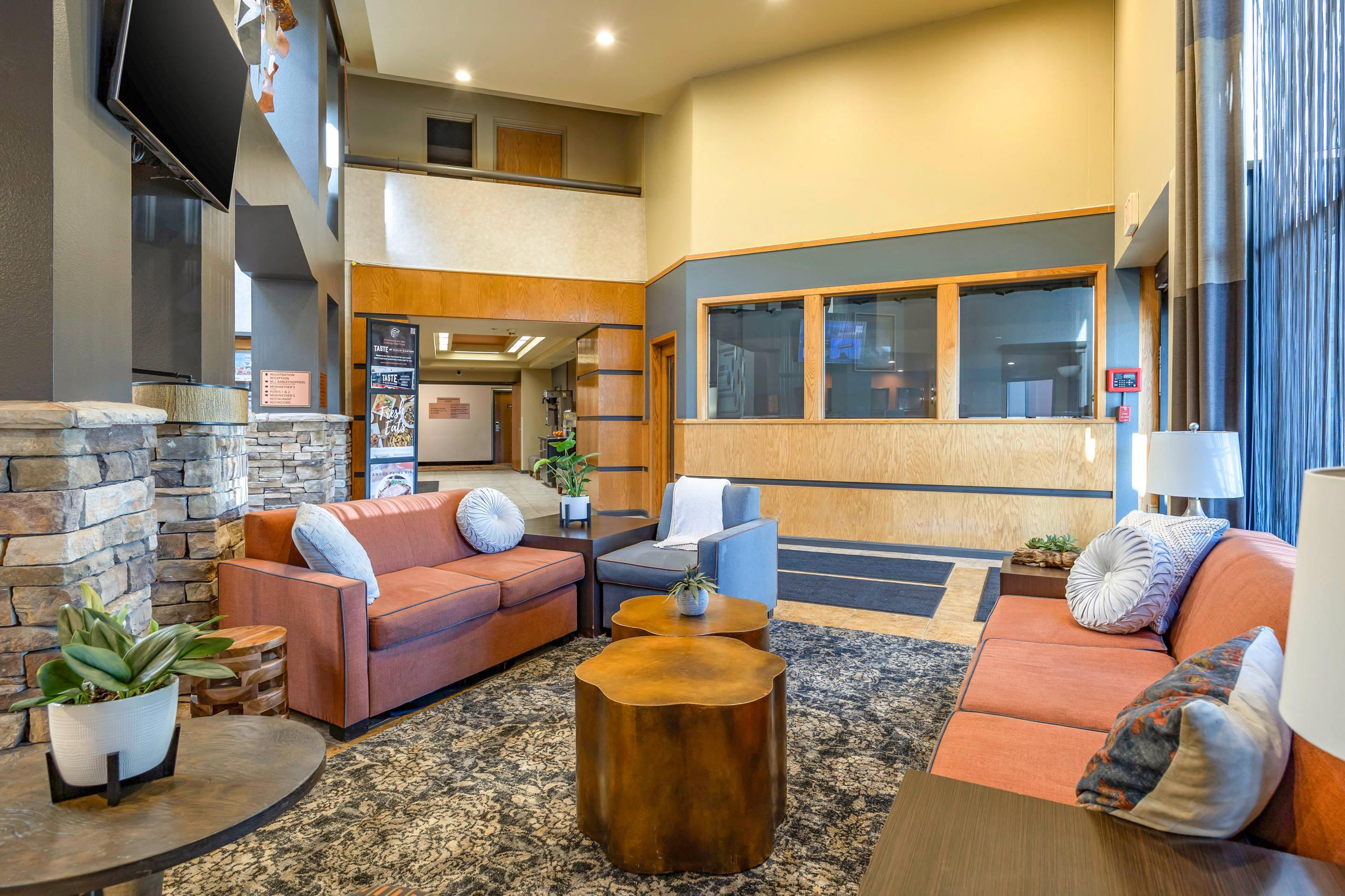 Lobby with sitting area | Hell Canyon Grand Hotel, Ascend Hotel Collection