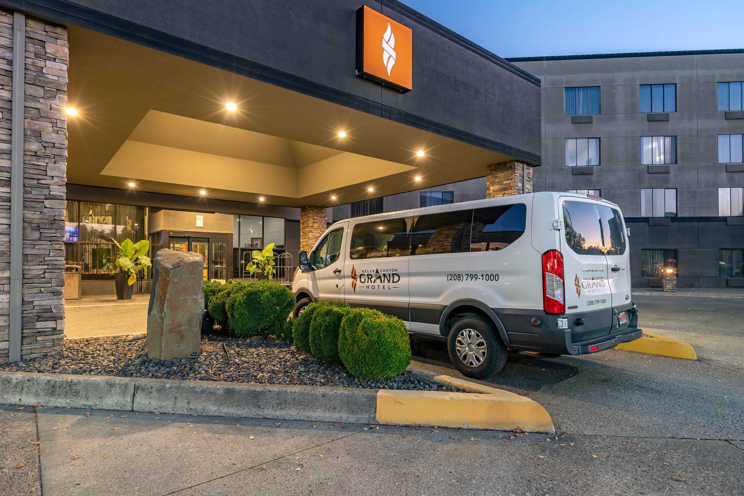 Hotel shuttle | Hell Canyon Grand Hotel, Ascend Hotel Collection