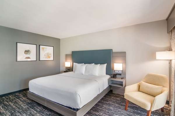  - Hourglass Hotel Bakersfield