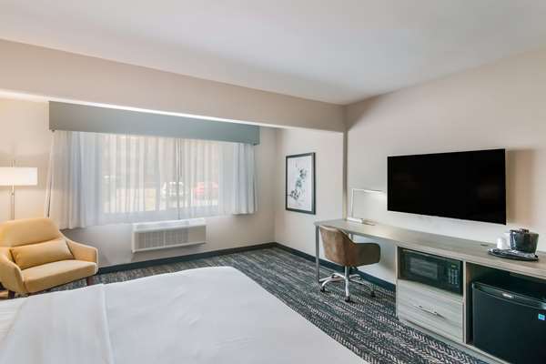  - Hourglass Hotel Bakersfield