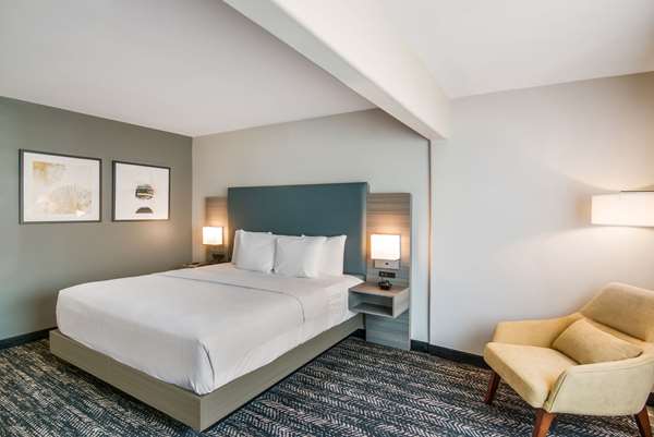  - Hourglass Hotel Bakersfield