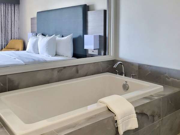 Suite - Hourglass Hotel Bakersfield