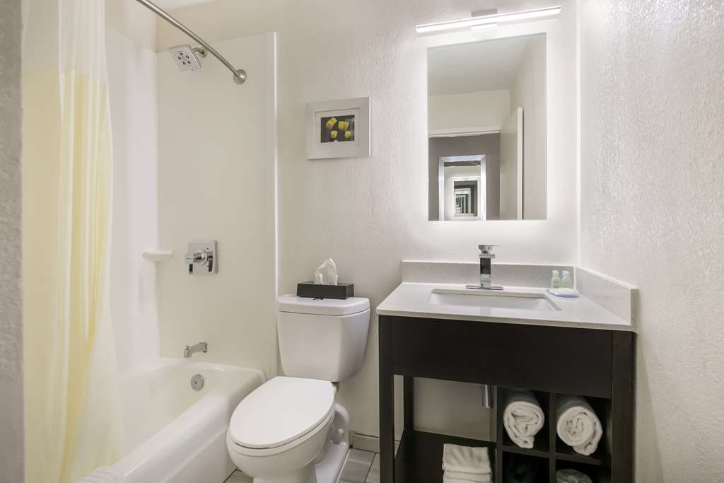 CLARION HOTEL CONFERENCE CENTER MAG-guestroom-Guest Room,Bathroom,On-Site.jpg