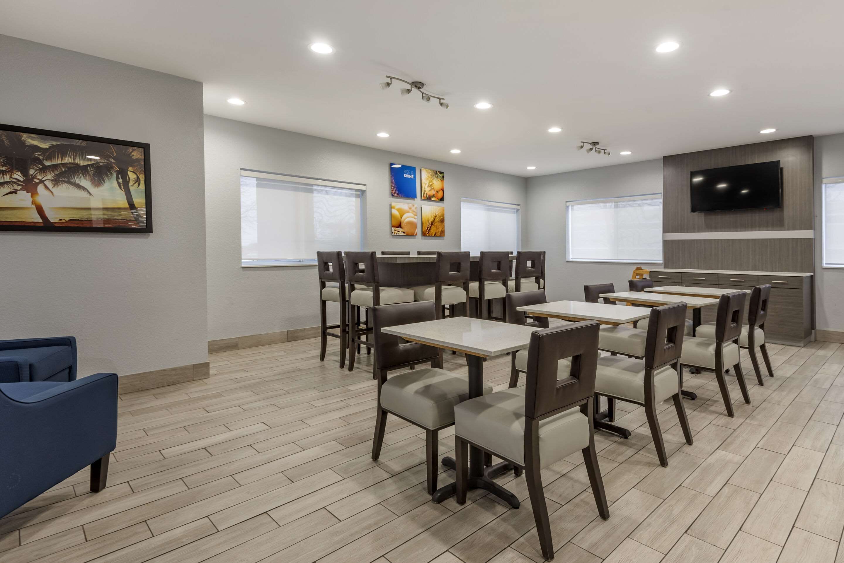 Enjoy breakfast in this seating area | Comfort Inn & Suites Liverpool - Syracuse
