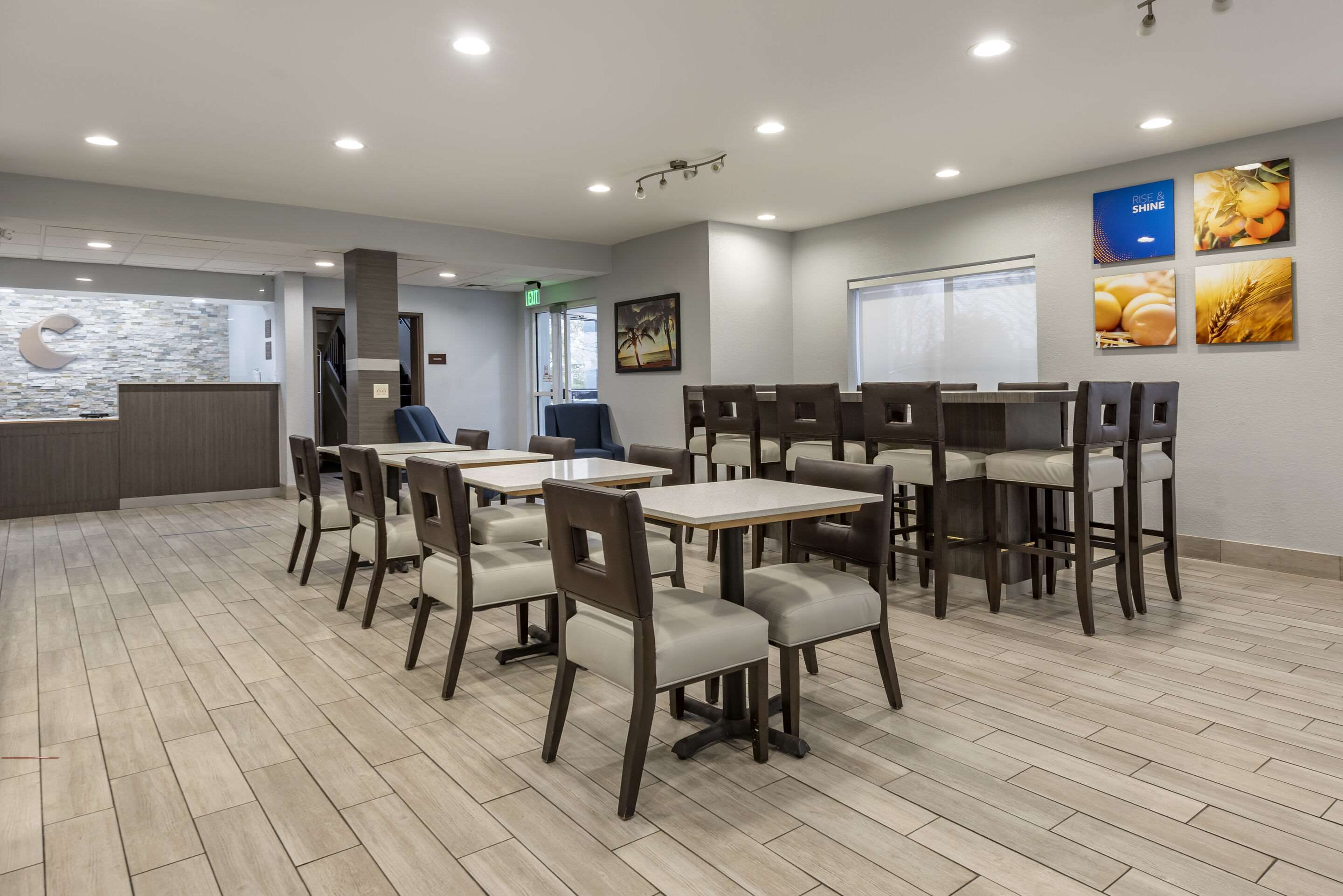 Breakfast area | Comfort Inn & Suites Liverpool - Syracuse