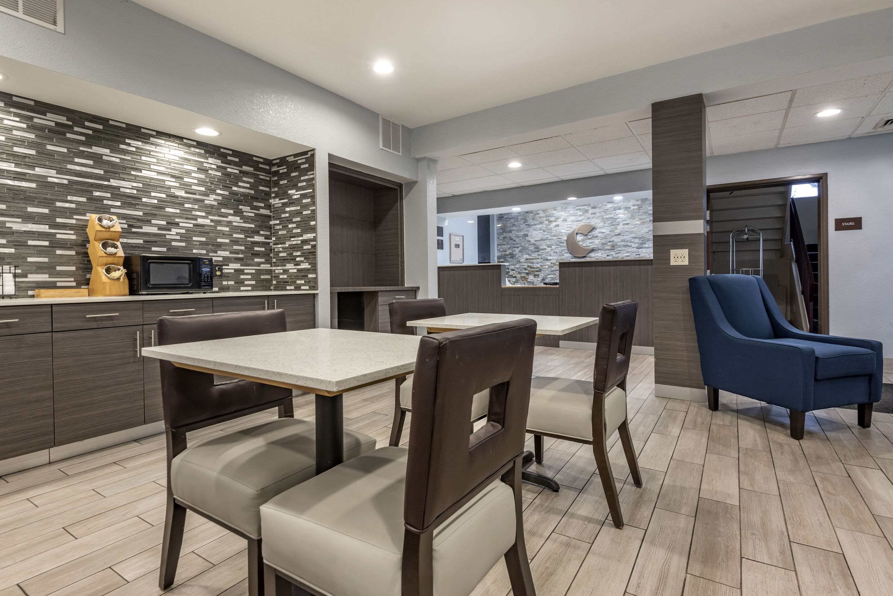 Breakfast area | Comfort Inn & Suites Liverpool - Syracuse