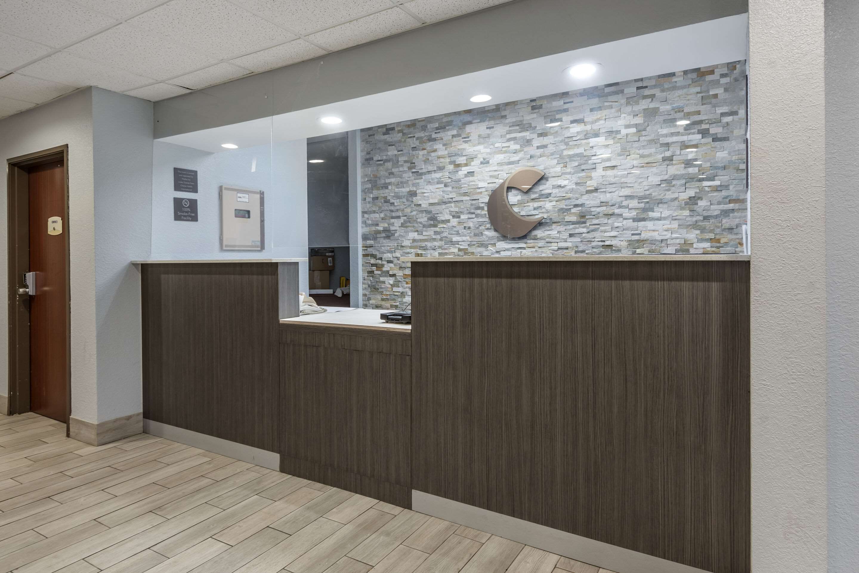 Front desk | Comfort Inn & Suites Liverpool - Syracuse