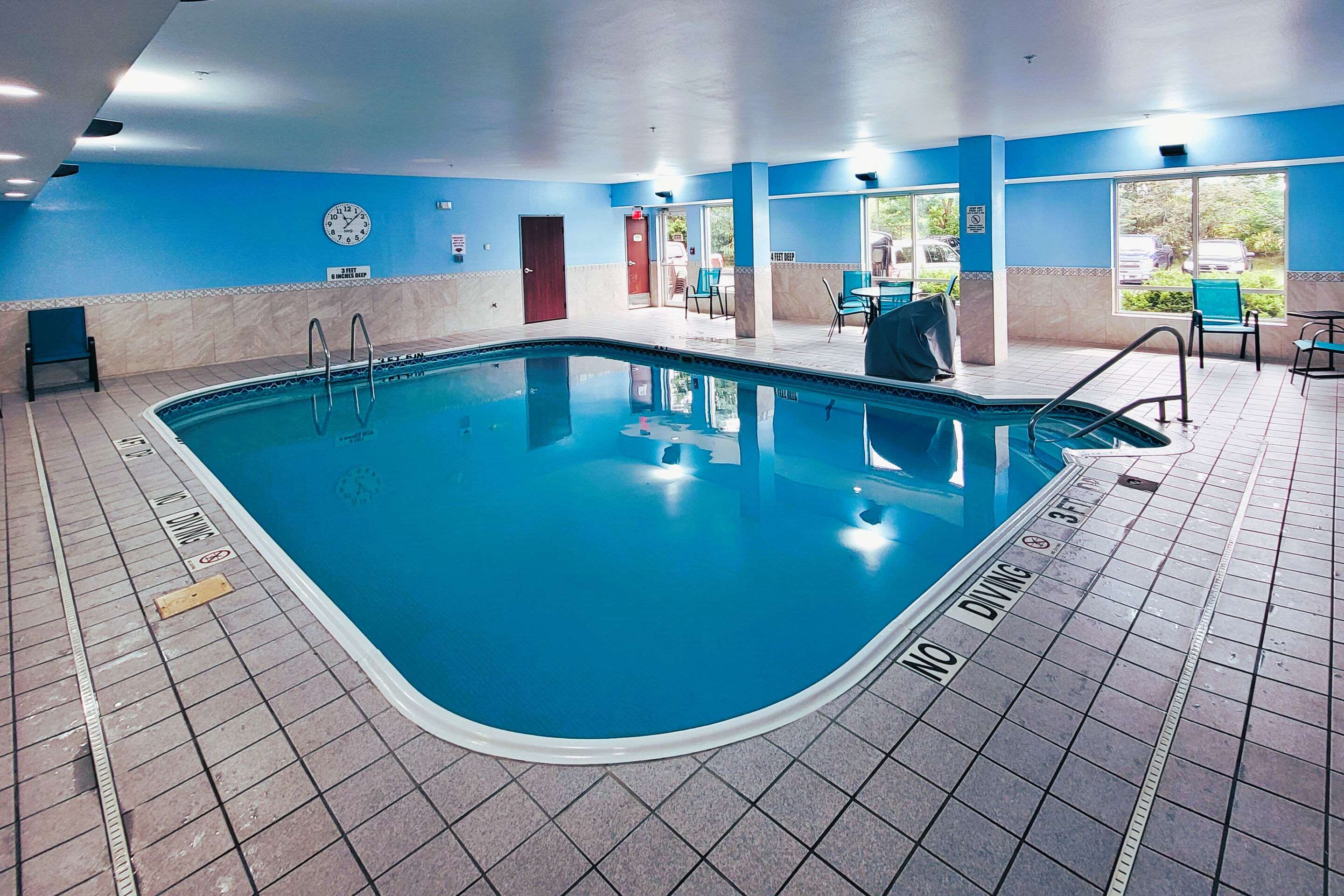 Indoor pool | Comfort Inn & Suites Liverpool - Syracuse